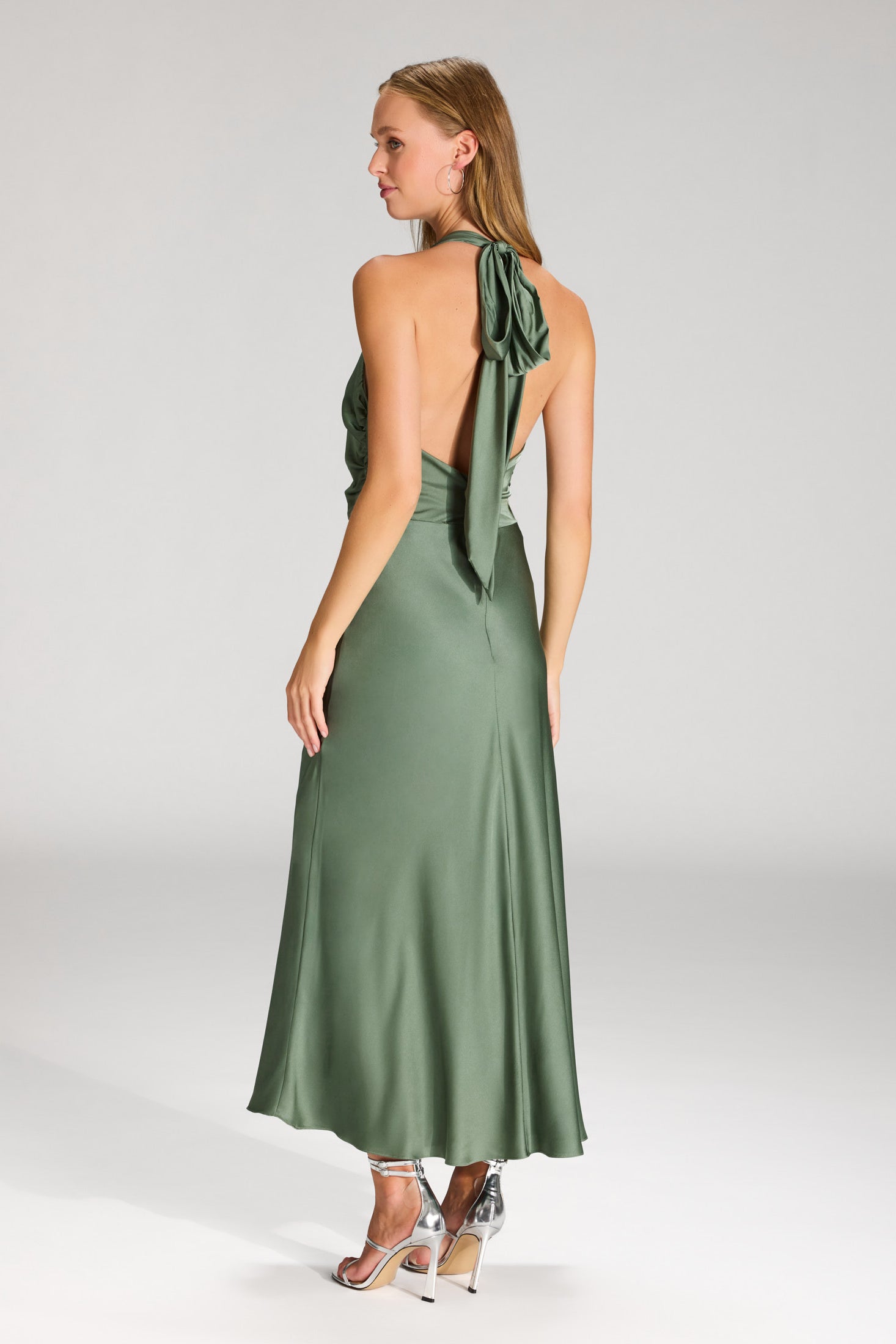 Midikleid aus Satin mit Rückenausschnitt