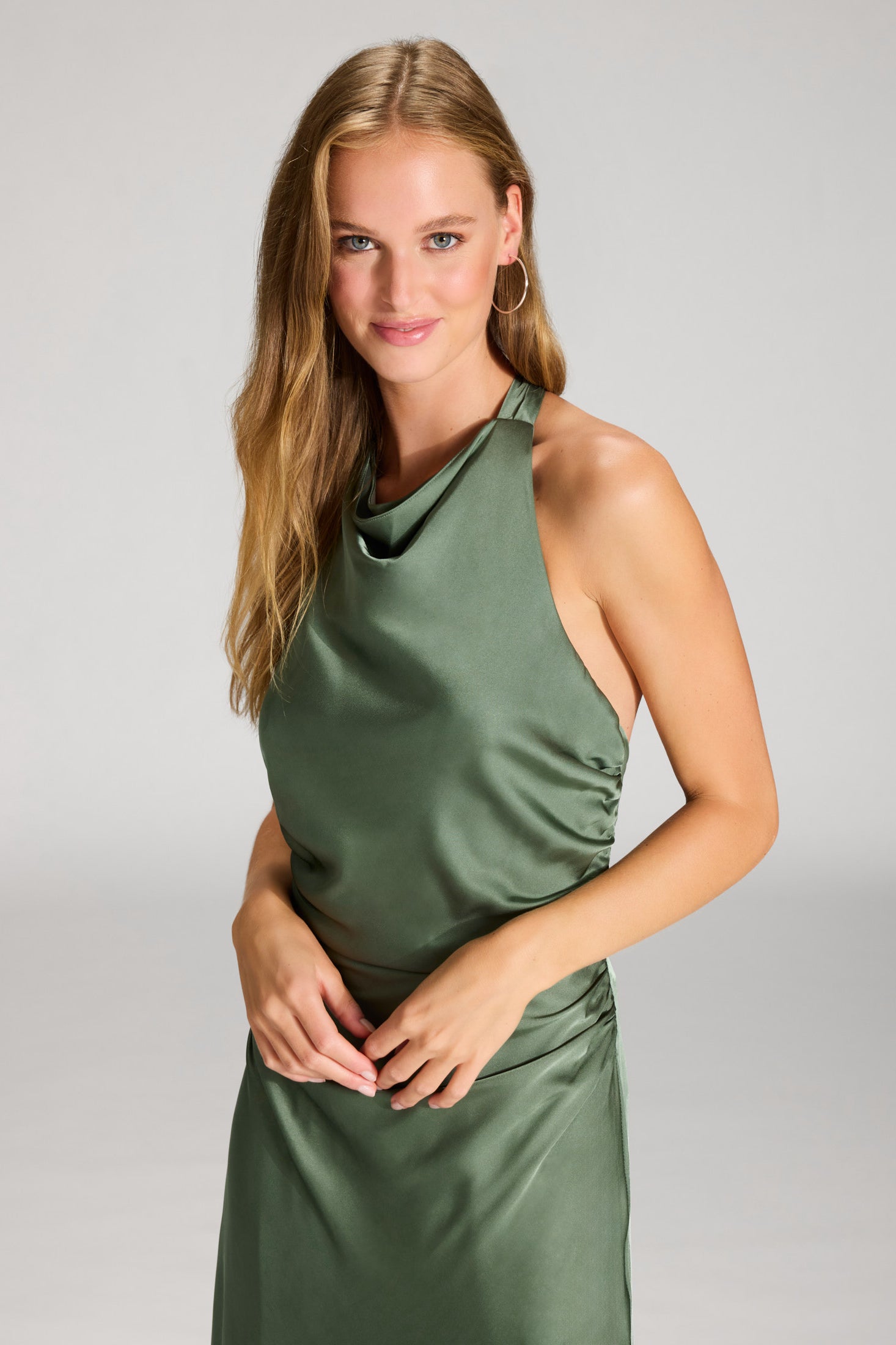 Midikleid aus Satin mit Rückenausschnitt