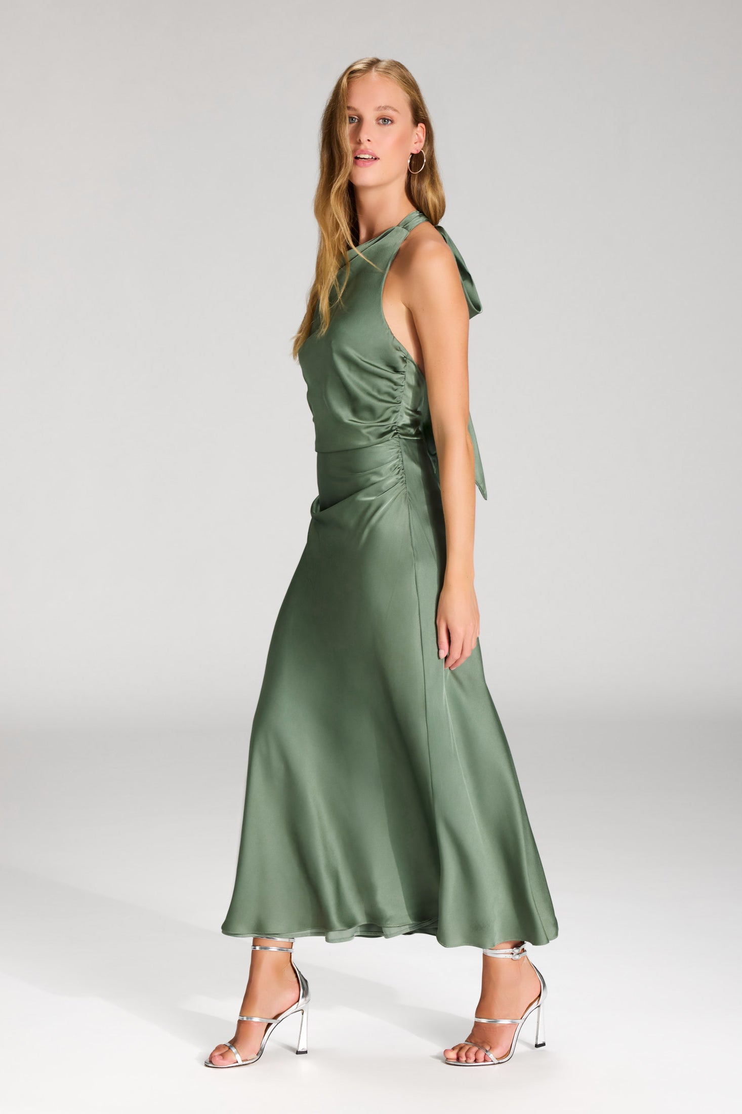 Midikleid aus Satin mit Rückenausschnitt