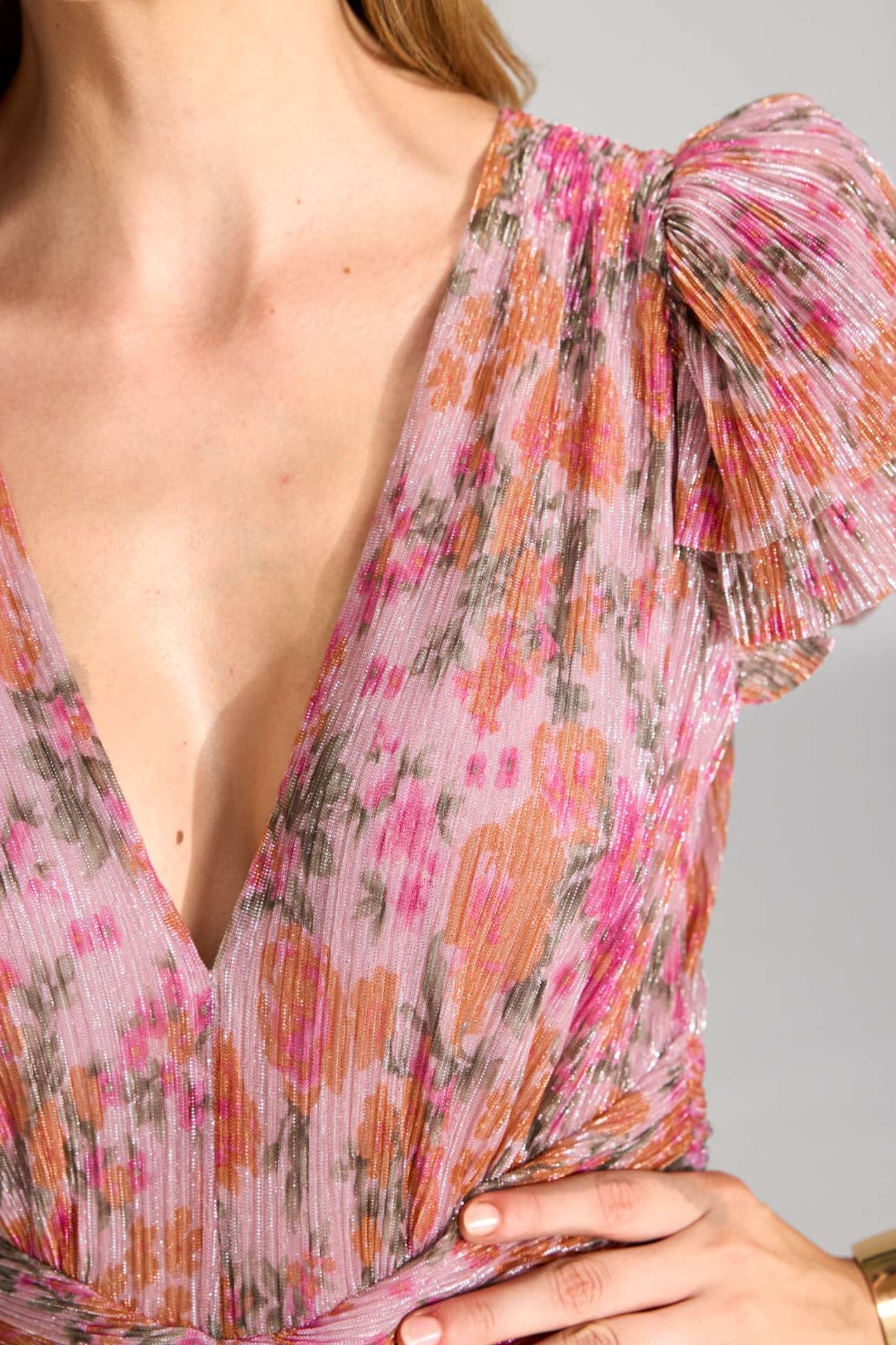 Abendkleid aus bedrucktem Plissee Jersey mit betonter Schulter