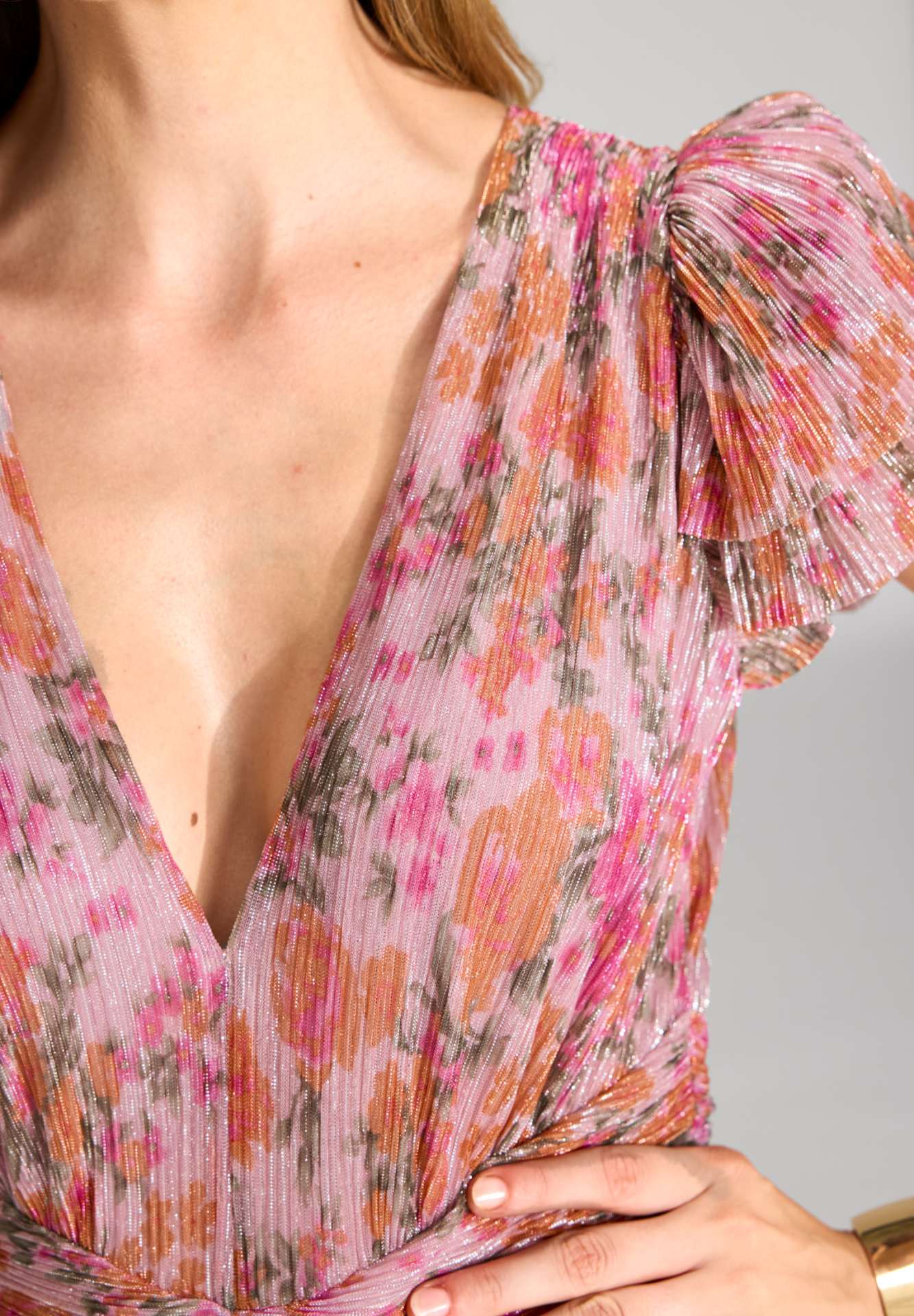 Abendkleid aus bedrucktem Plissee Jersey mit betonter Schulter