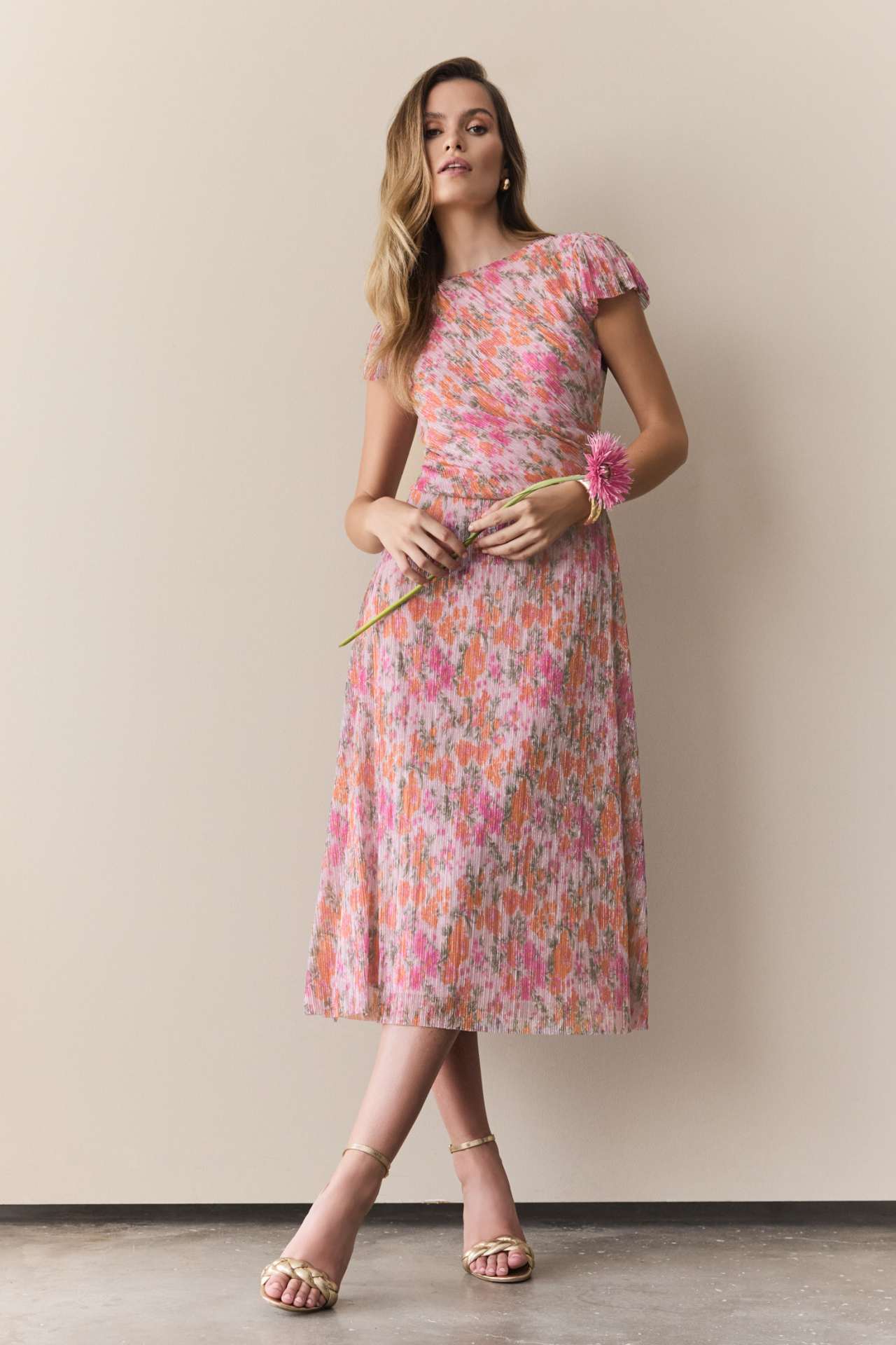 Midi Kleid aus bedrucktem Plissee Jersey mit kurzen Ärmeln raspberry pink multi