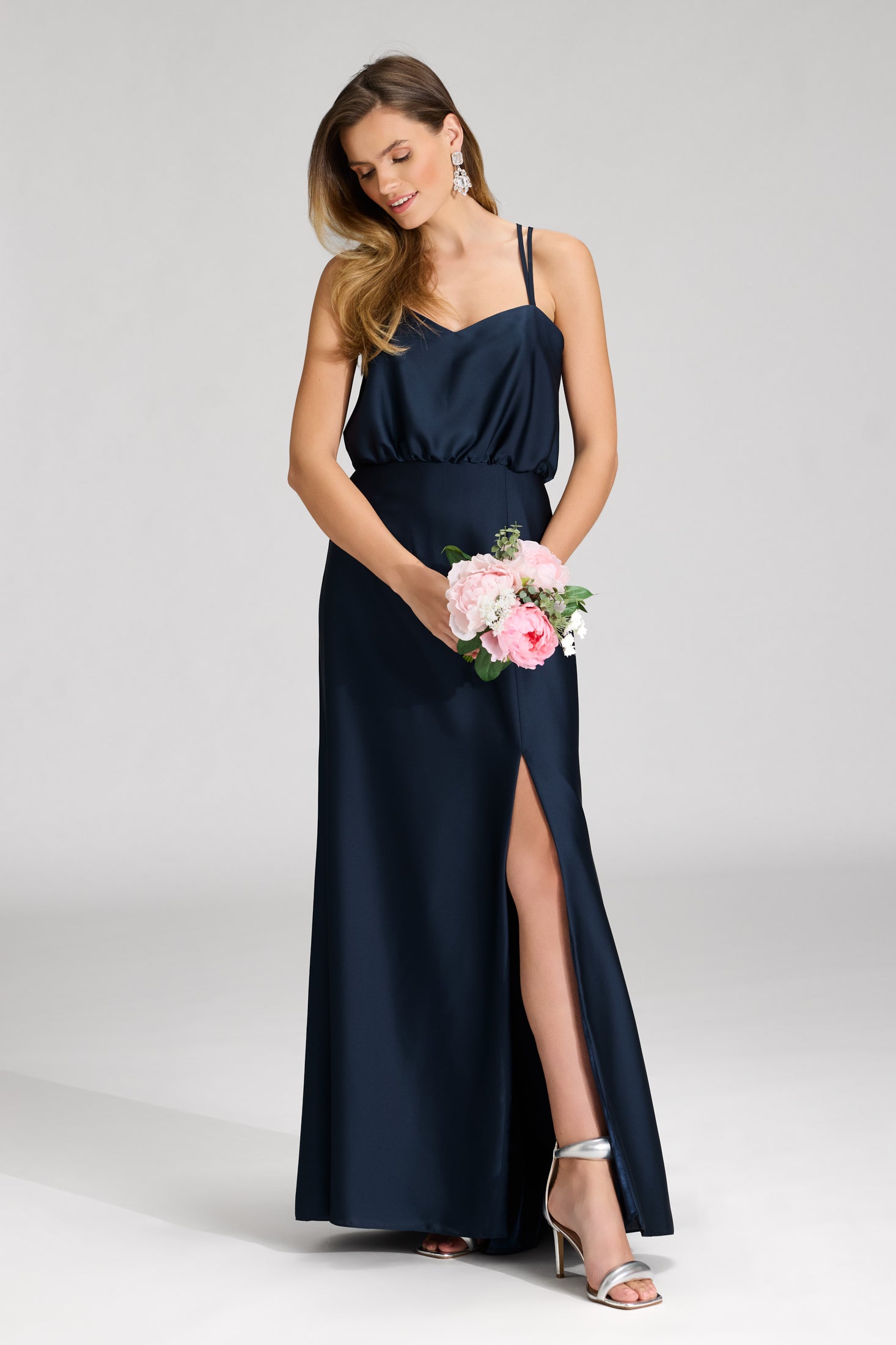Abendkleid aus nachhaltigem Satin mit gekreuzten Spagettiträgern navy