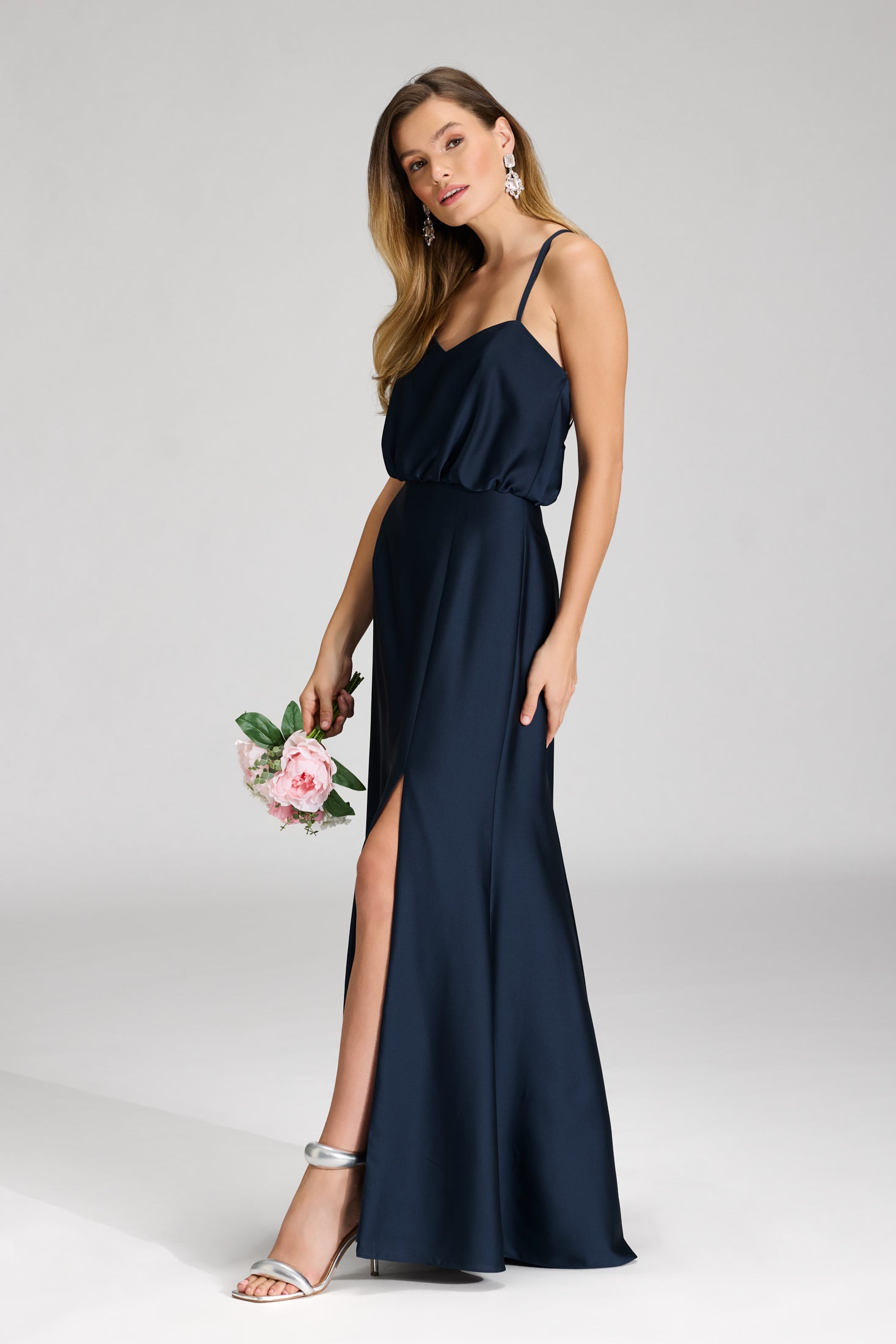 Abendkleid aus nachhaltigem Satin mit gekreuzten Spagettiträgern