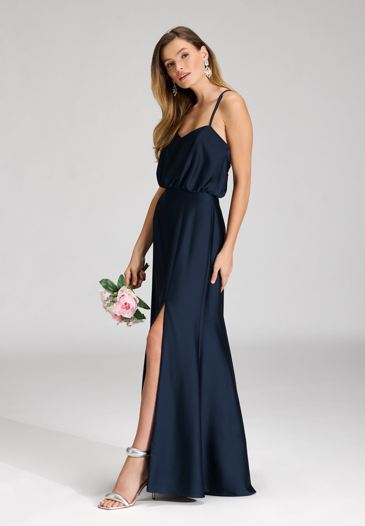 Abendkleid aus nachhaltigem Satin mit gekreuzten Spagettiträgern