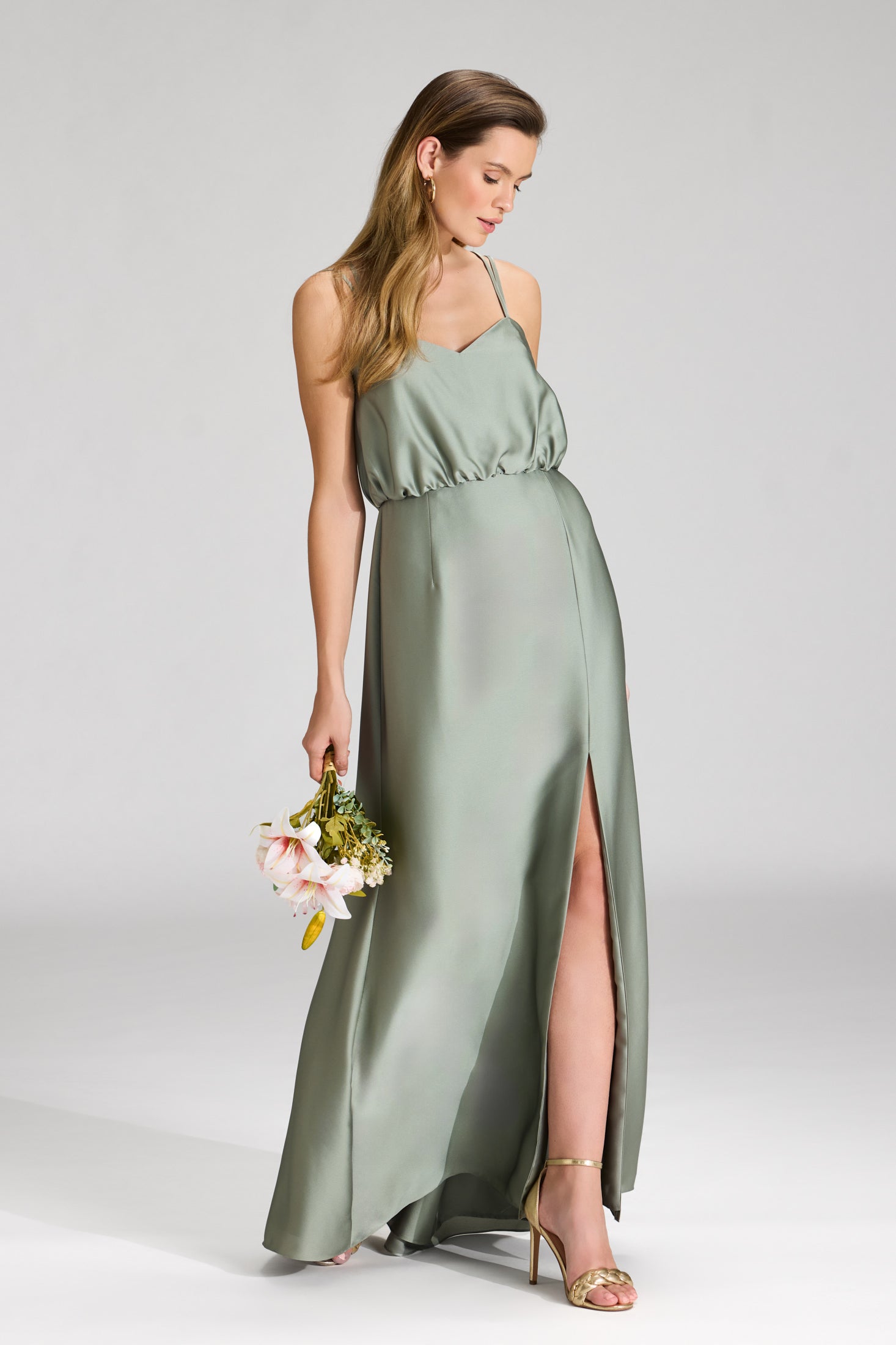 Abendkleid aus nachhaltigem Satin mit gekreuzten Spagettiträgern pistachio green