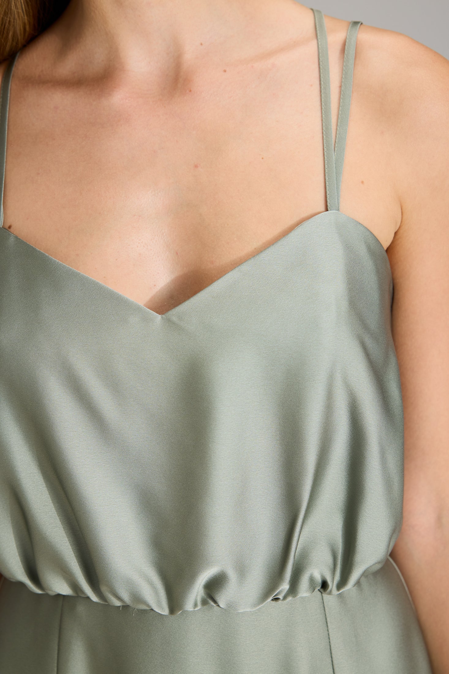 Abendkleid aus nachhaltigem Satin mit gekreuzten Spagettiträgern