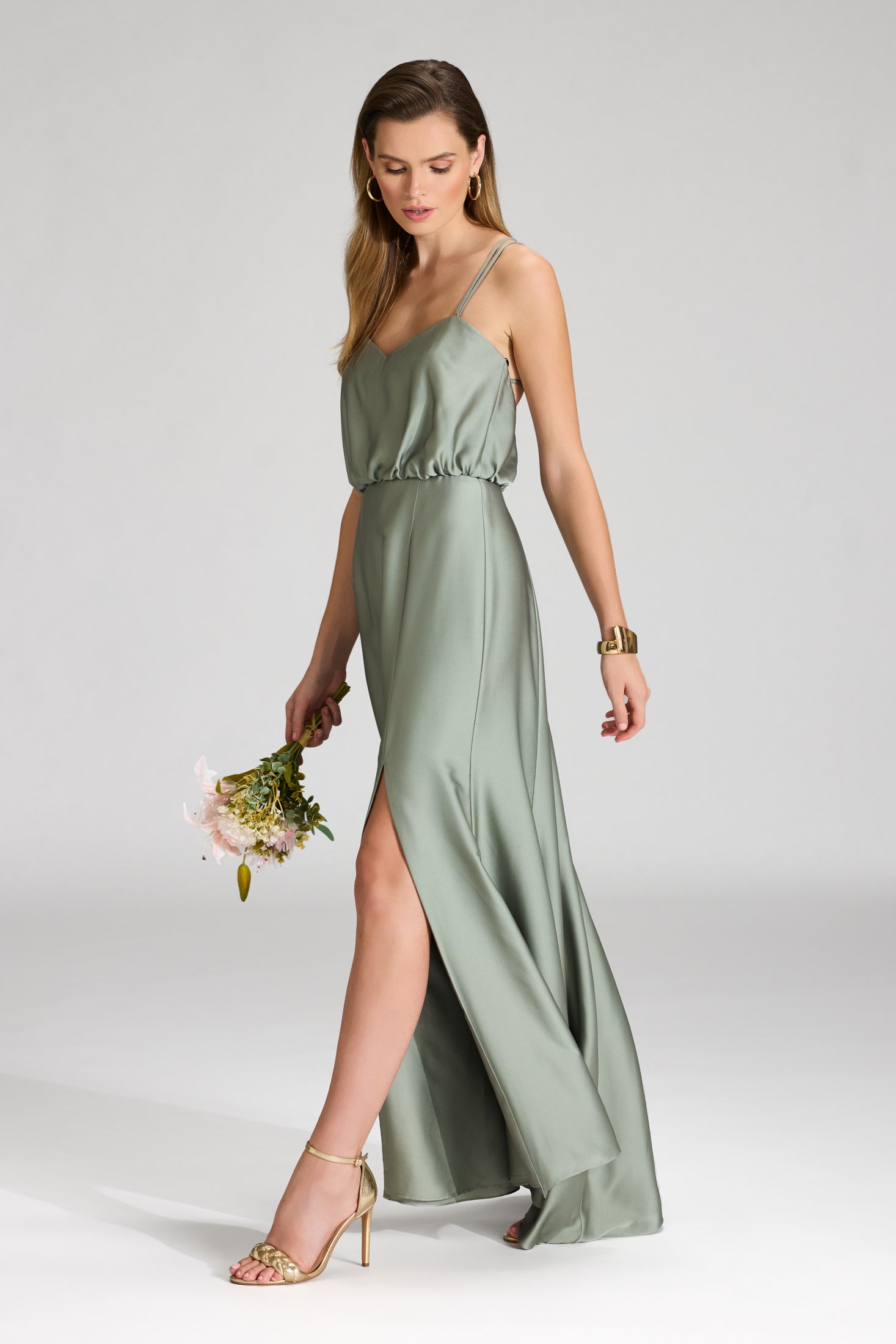 Abendkleid aus nachhaltigem Satin mit gekreuzten Spagettiträgern