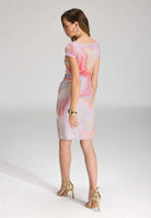 Etuikleid aus bedrucktem Paillettenstoff