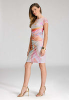 Etuikleid aus bedrucktem Paillettenstoff