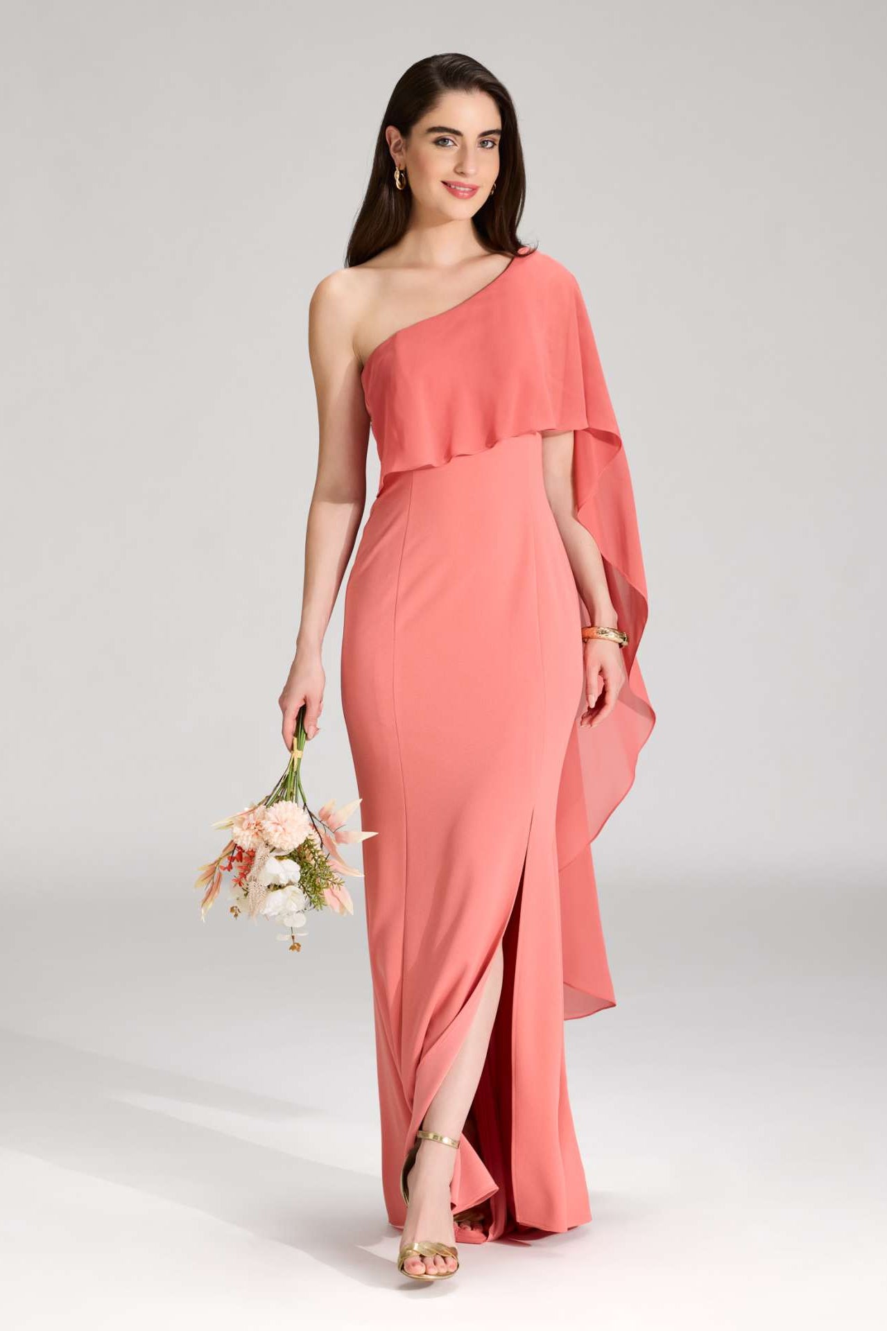 One-Shoulder Abendkleid mit einem Cape-ähnlichen Ärmel aus Chiffon