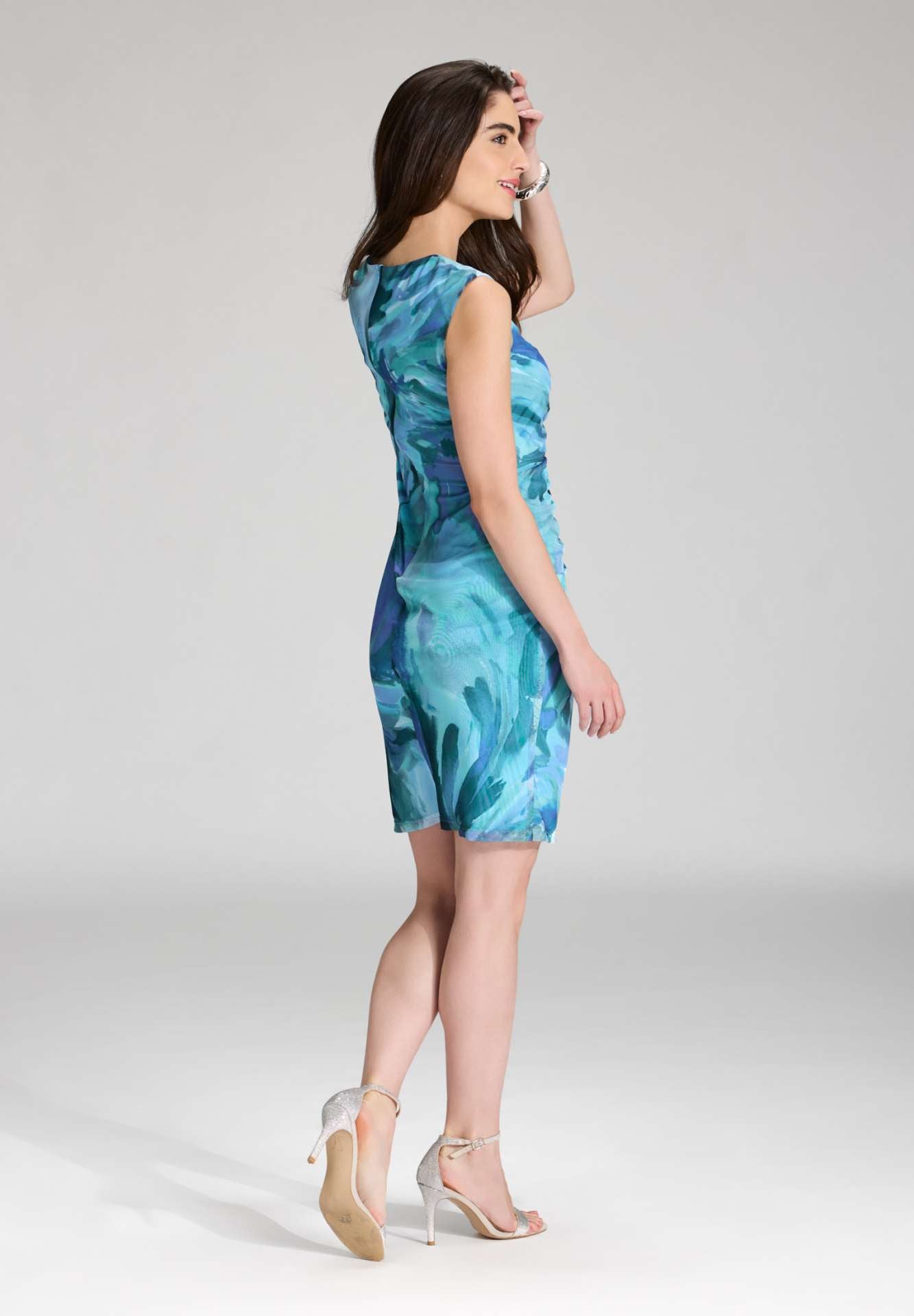 Etuikleid mit V-Ausschnitt und Raffung aus bedrucktem Mesh