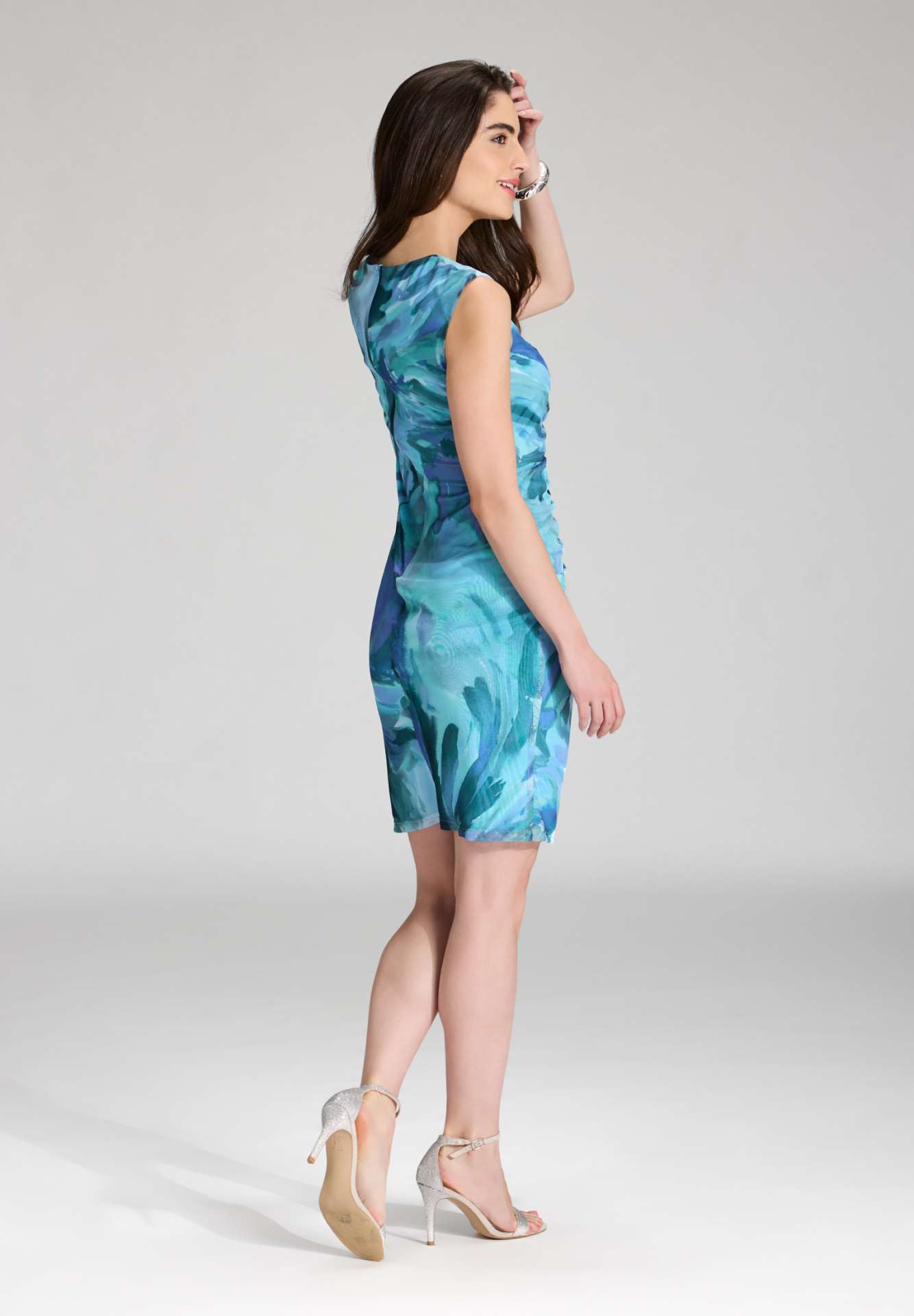 Etuikleid mit V-Ausschnitt und Raffung aus bedrucktem Mesh