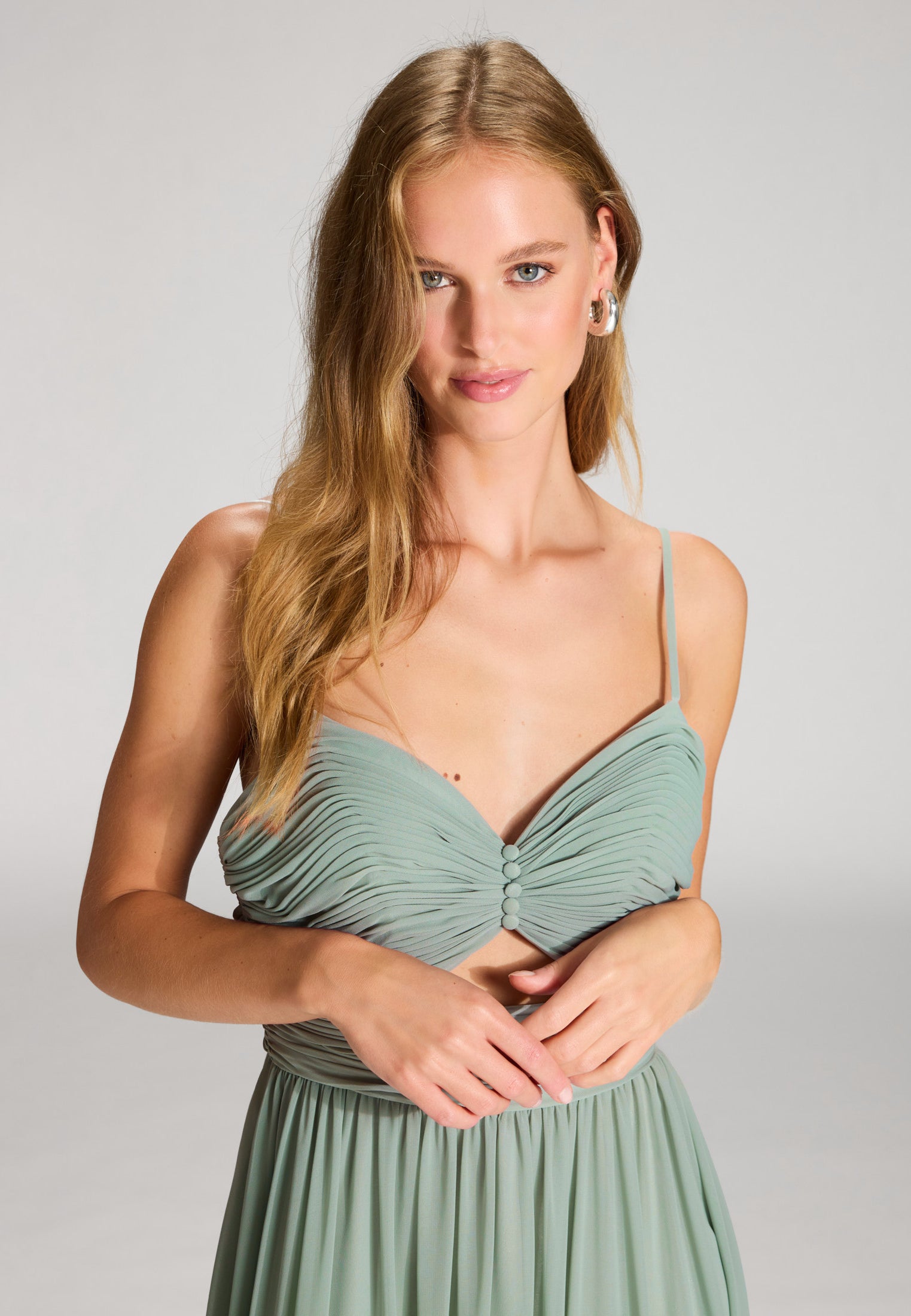 Chiffonkleid mit Cut-Out Detail und feiner Raffung