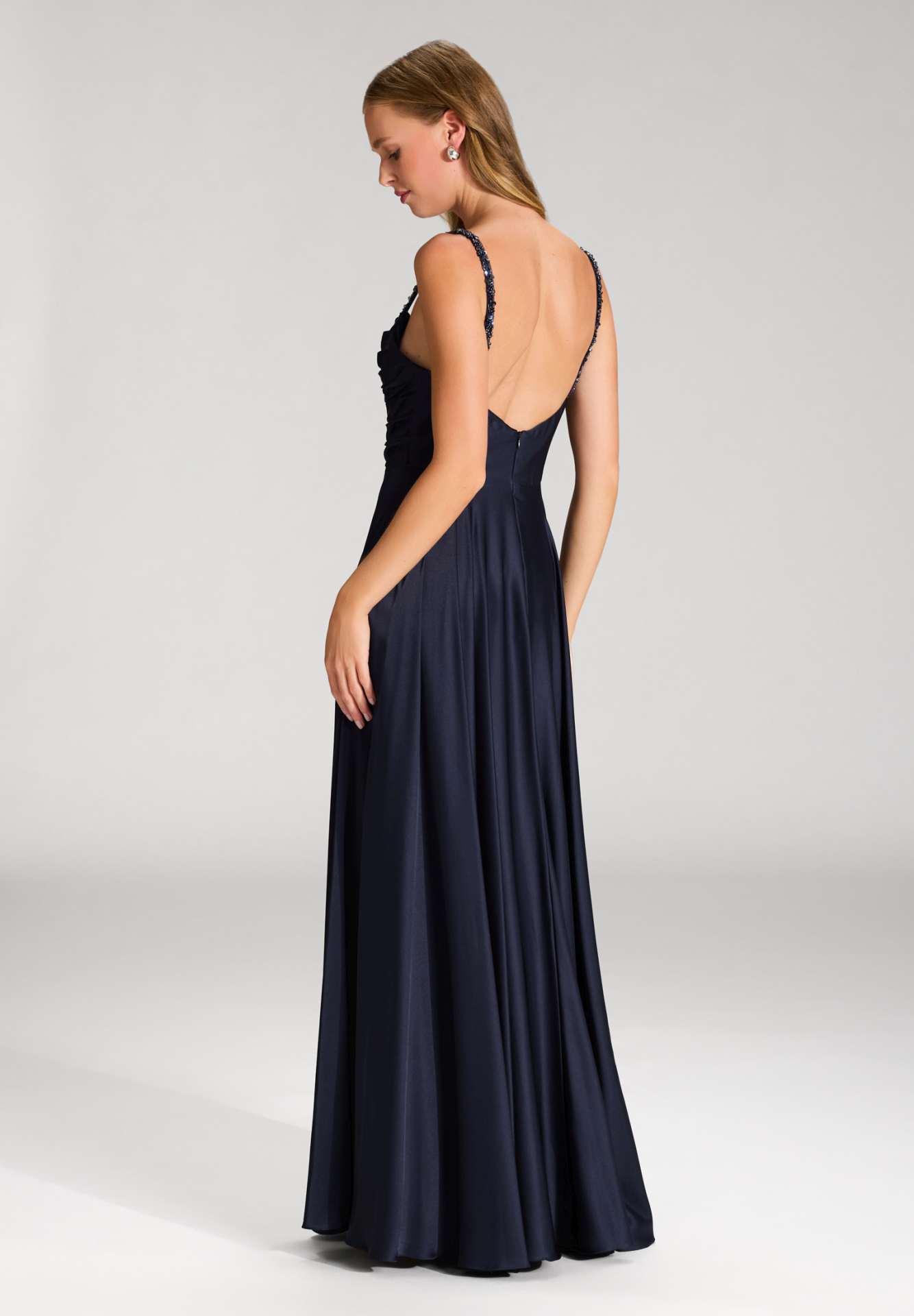 Satinkleid mit drapiertem Top und bestickten Trägern