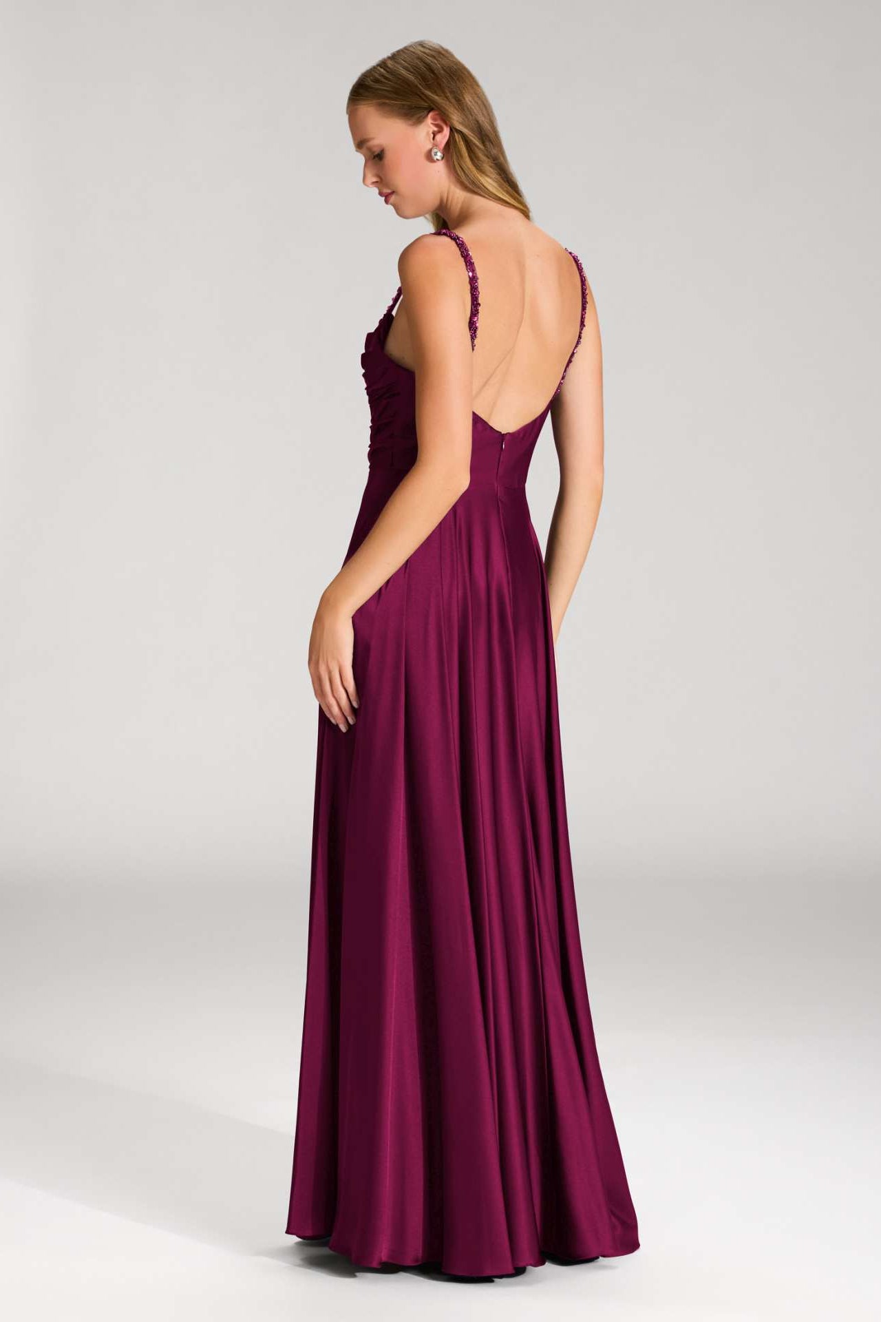 Satinkleid mit drapiertem Top und bestickten Trägern