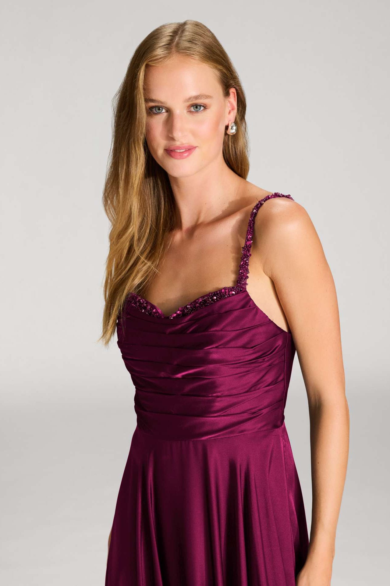 Satinkleid mit drapiertem Top und bestickten Trägern