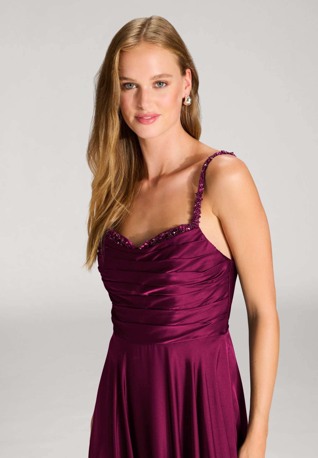 Satinkleid mit drapiertem Top und bestickten Trägern