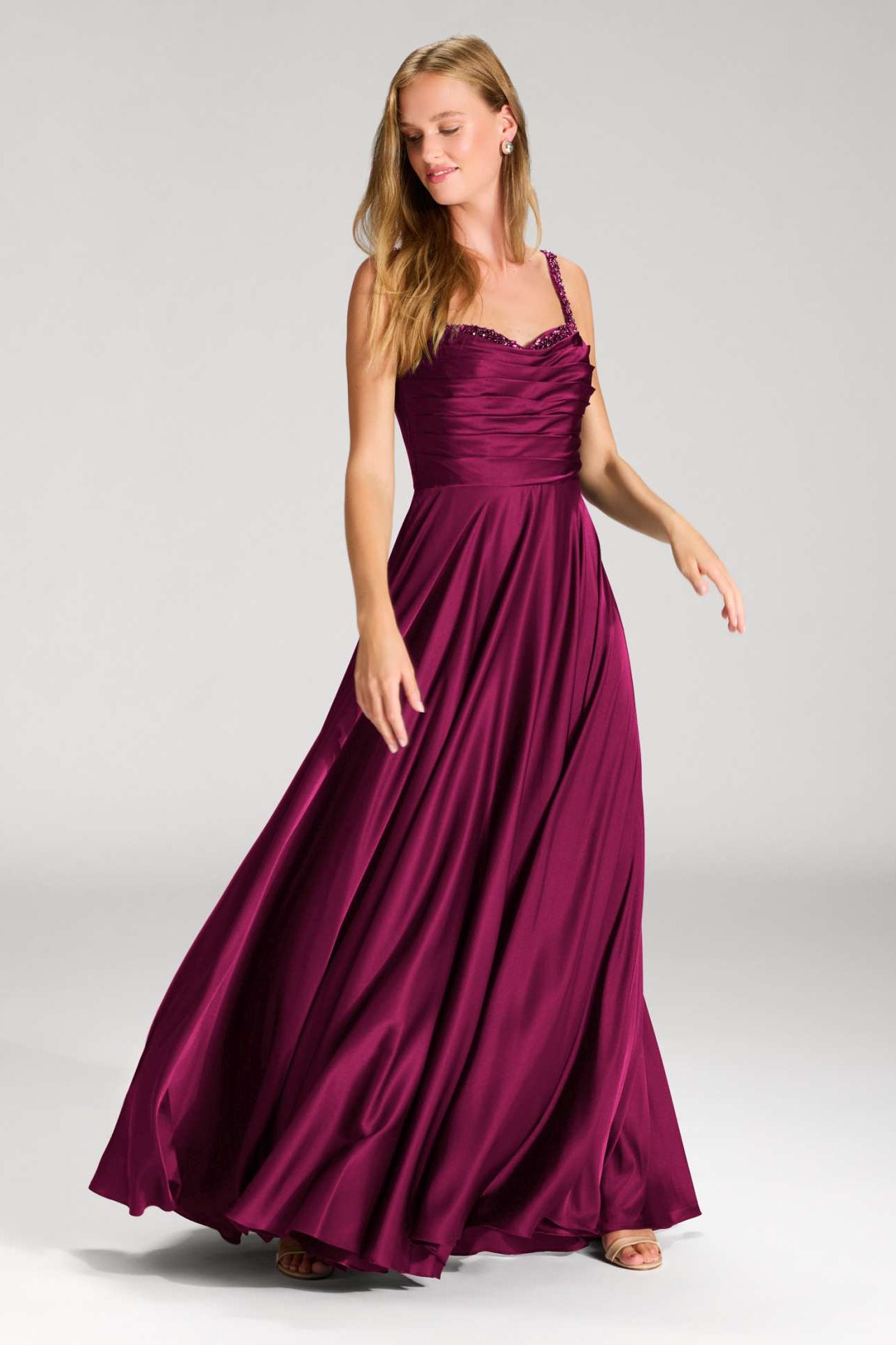 Satinkleid mit drapiertem Top und bestickten Trägern