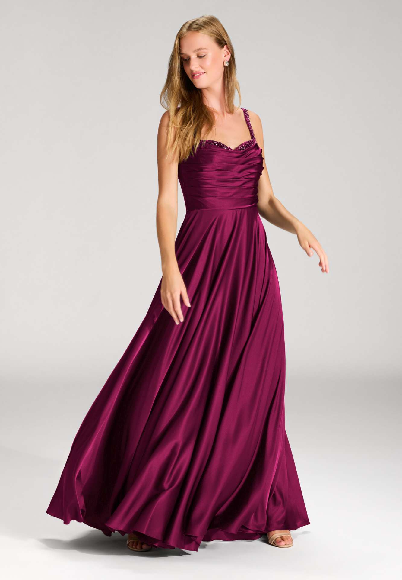 Satinkleid mit drapiertem Top und bestickten Trägern