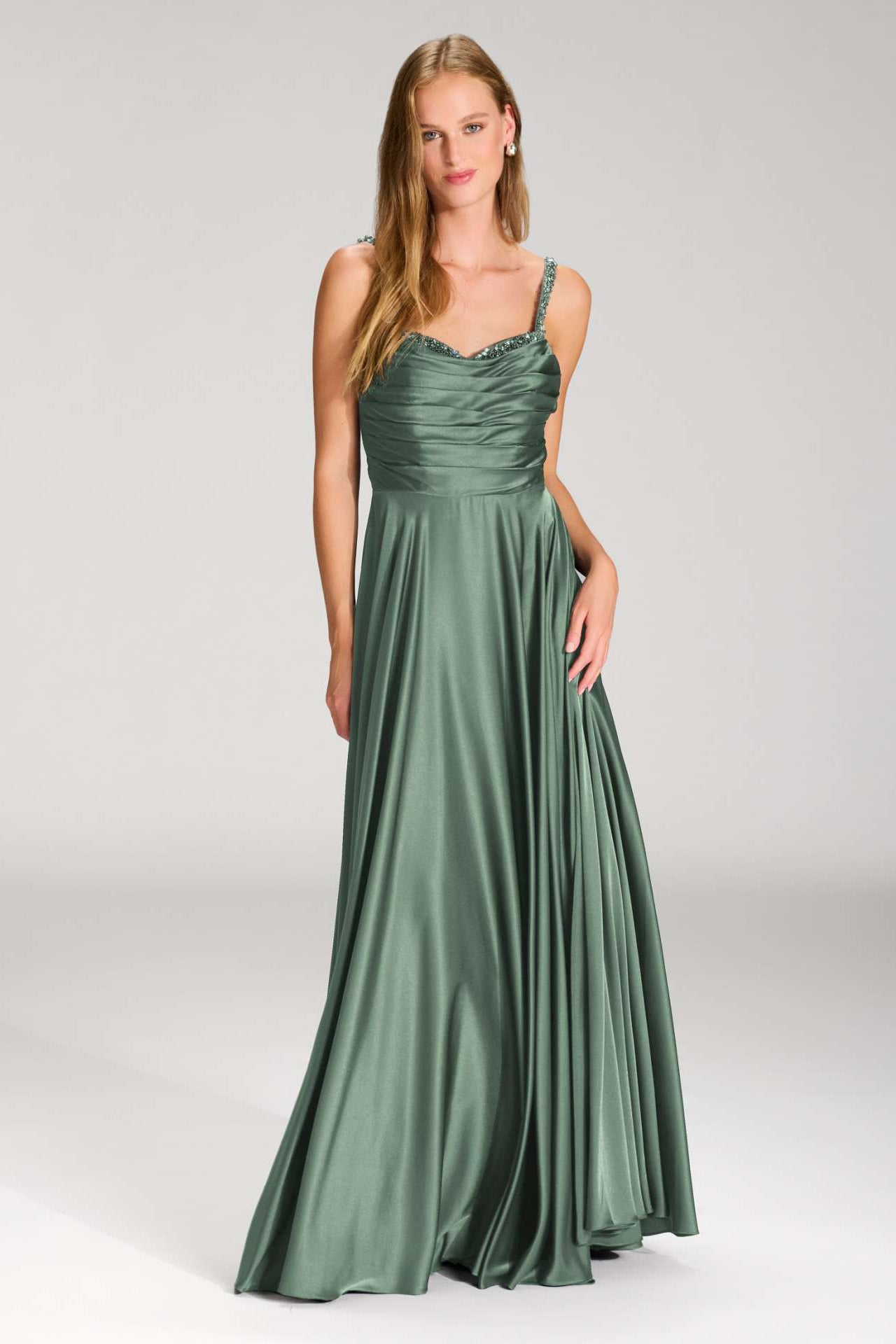 Satinkleid mit drapiertem Top und bestickten Trägern matcha green