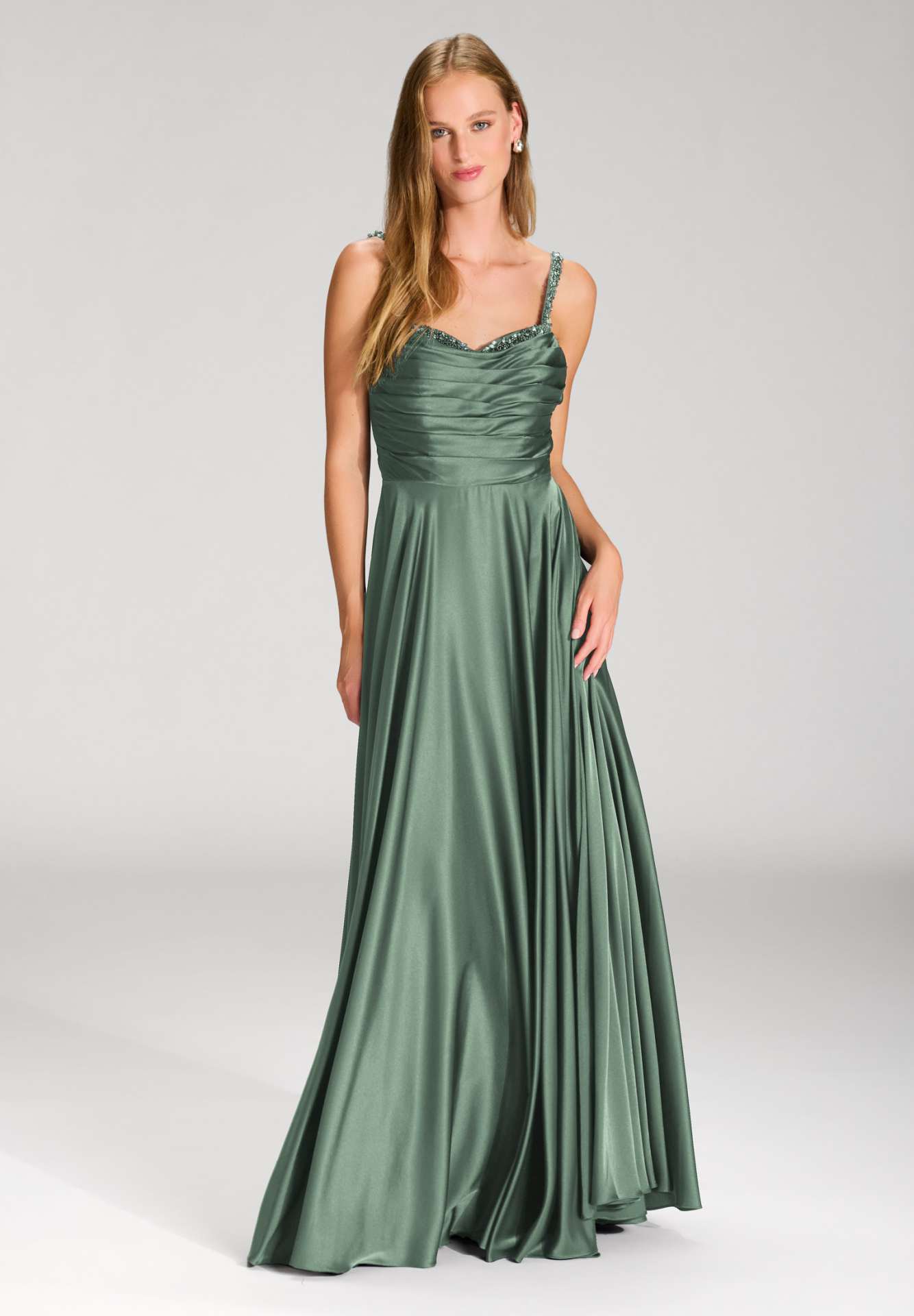 Satinkleid mit drapiertem Top und bestickten Trägern matcha green