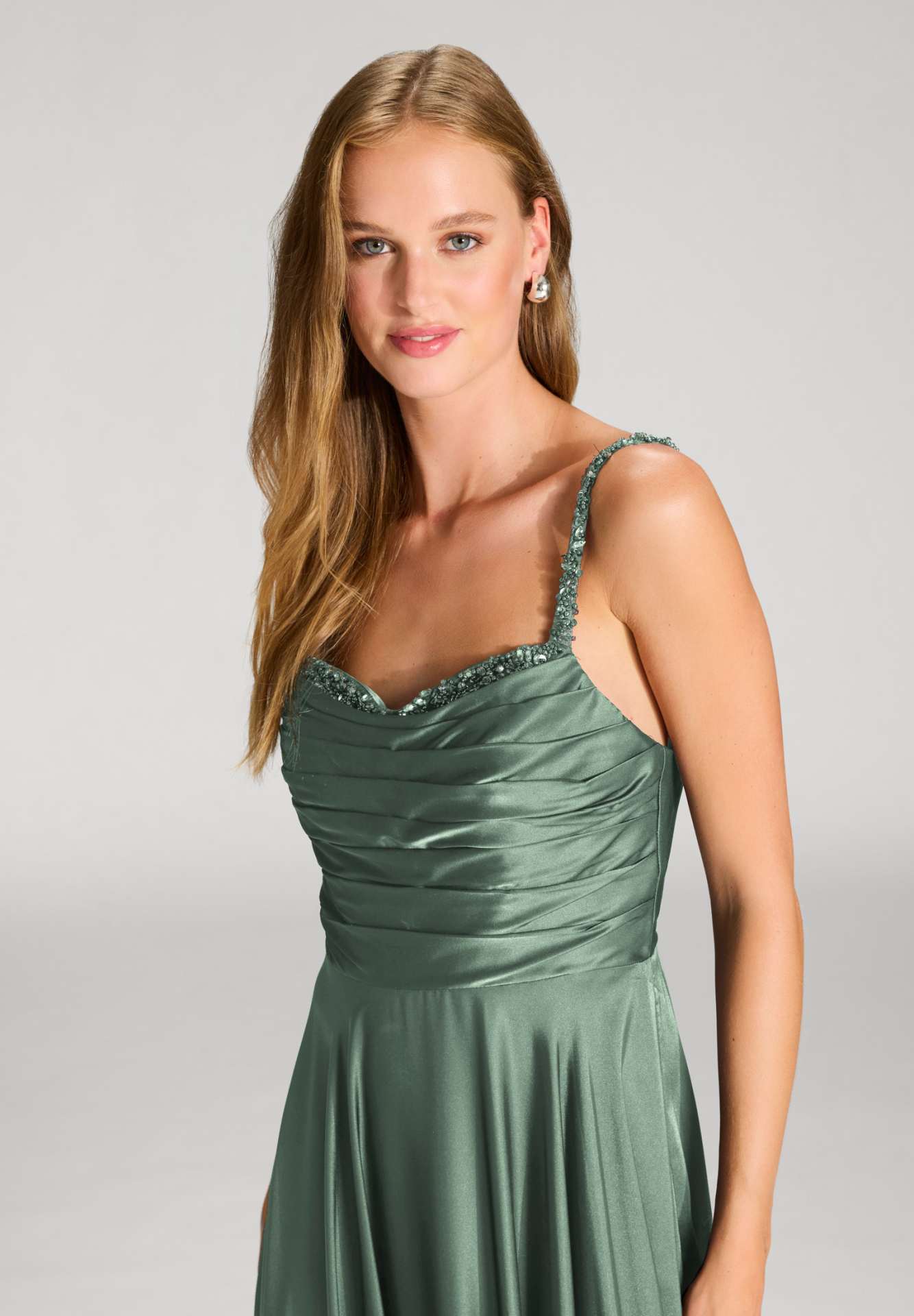 Satinkleid mit drapiertem Top und bestickten Trägern