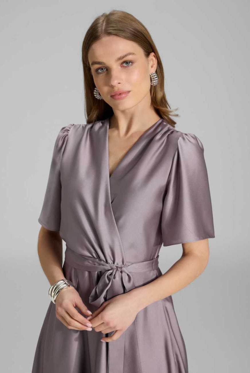 Cocktailkleid aus nachhaltigem Satin in Wickel Optik