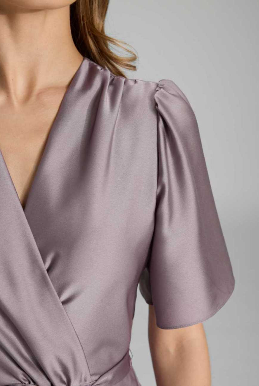 Cocktailkleid aus nachhaltigem Satin in Wickel Optik