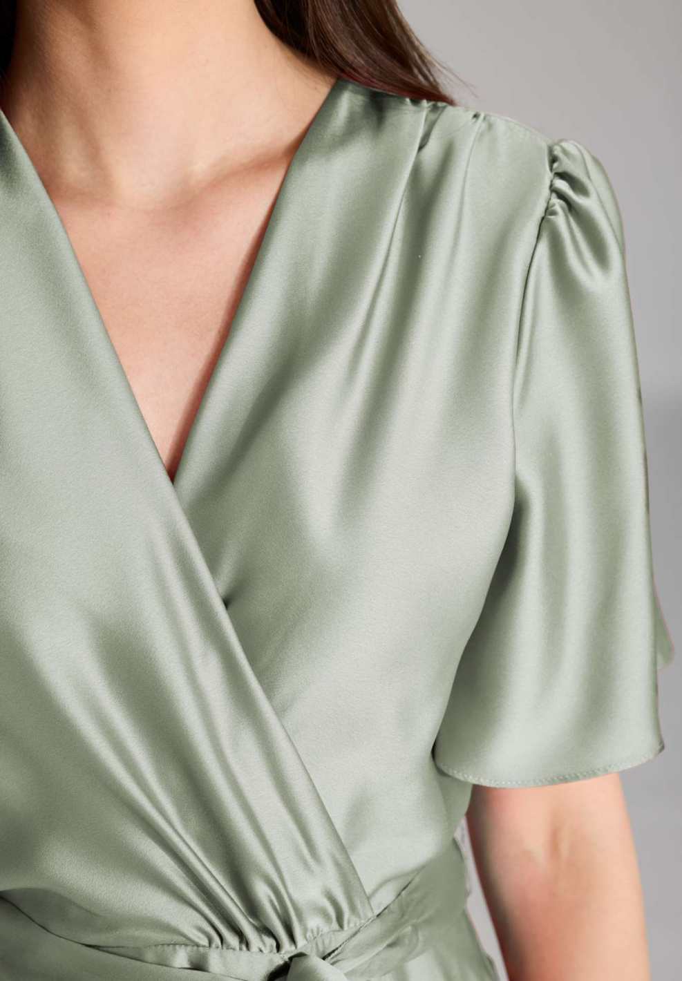 Cocktailkleid aus nachhaltigem Satin in Wickel Optik
