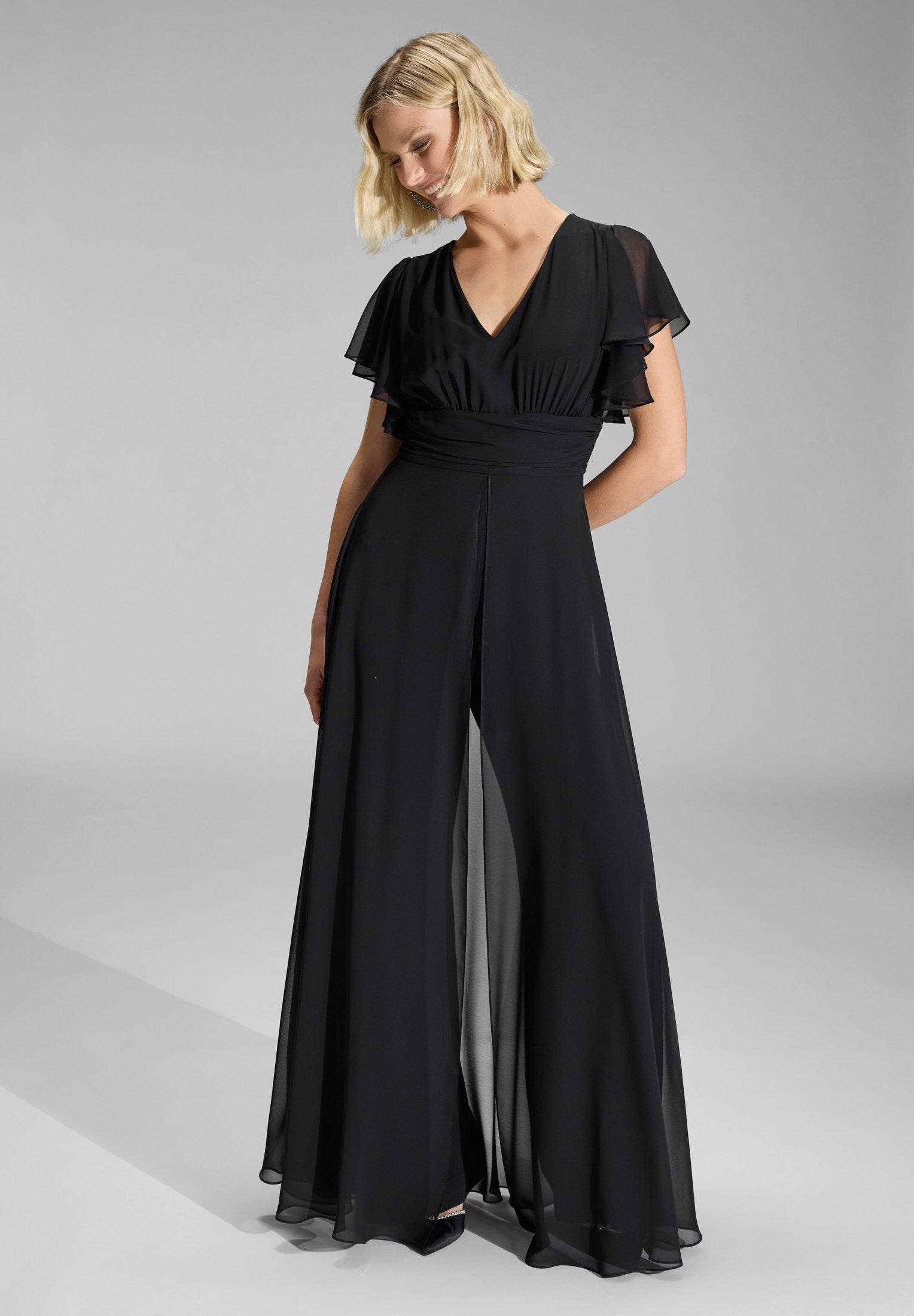Chiffon Jumpsuit mit Überrock und Volantärmeln black