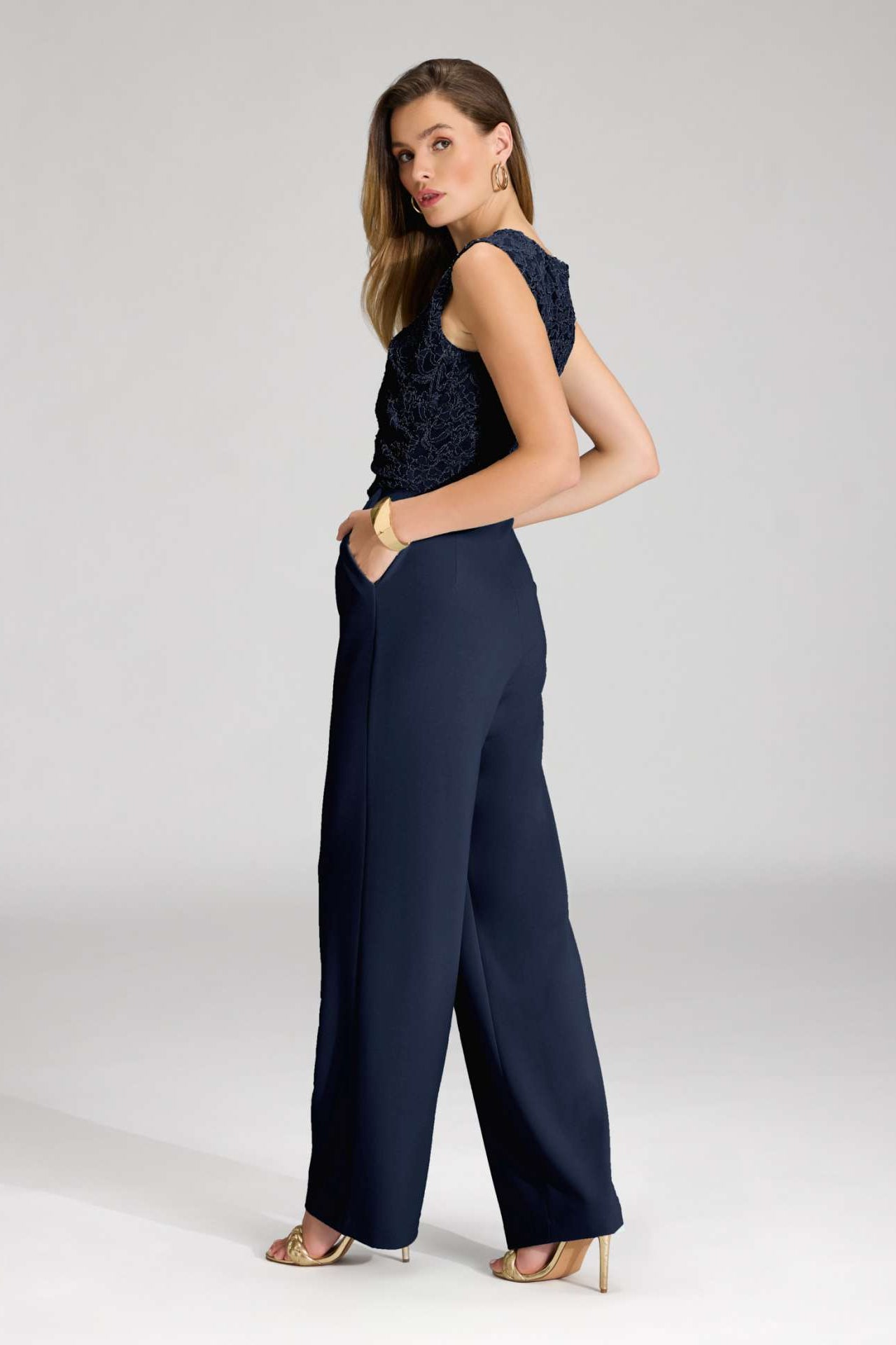 Jumpsuit aus Material-Mix mit Drapierung