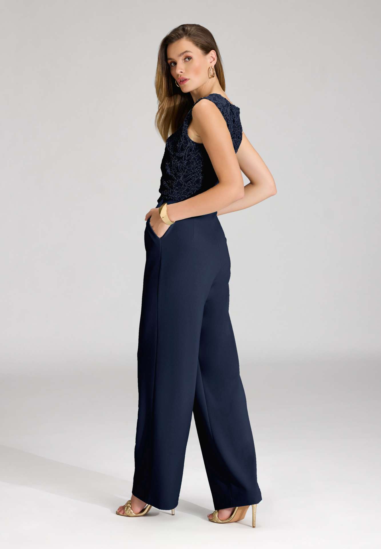 Jumpsuit aus Material-Mix mit Drapierung