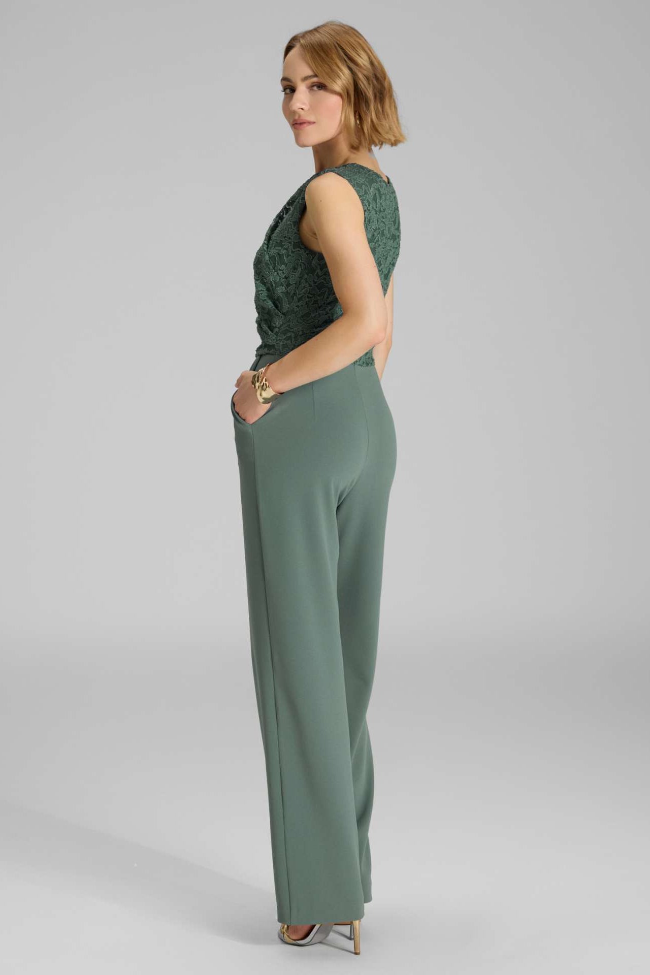 Jumpsuit aus Material-Mix mit Drapierung