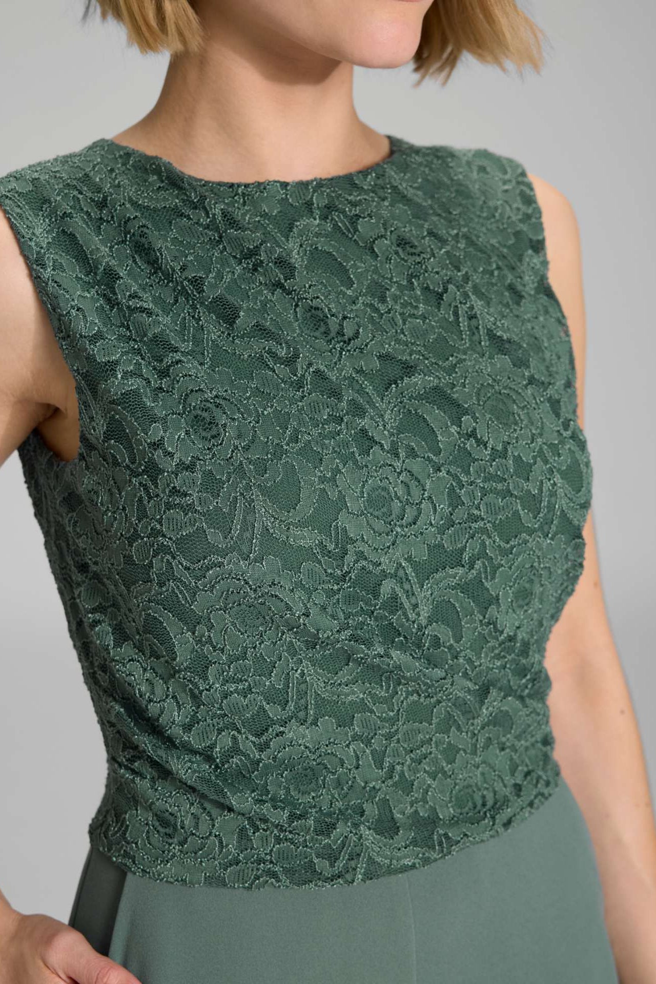 Jumpsuit aus Material-Mix mit Drapierung