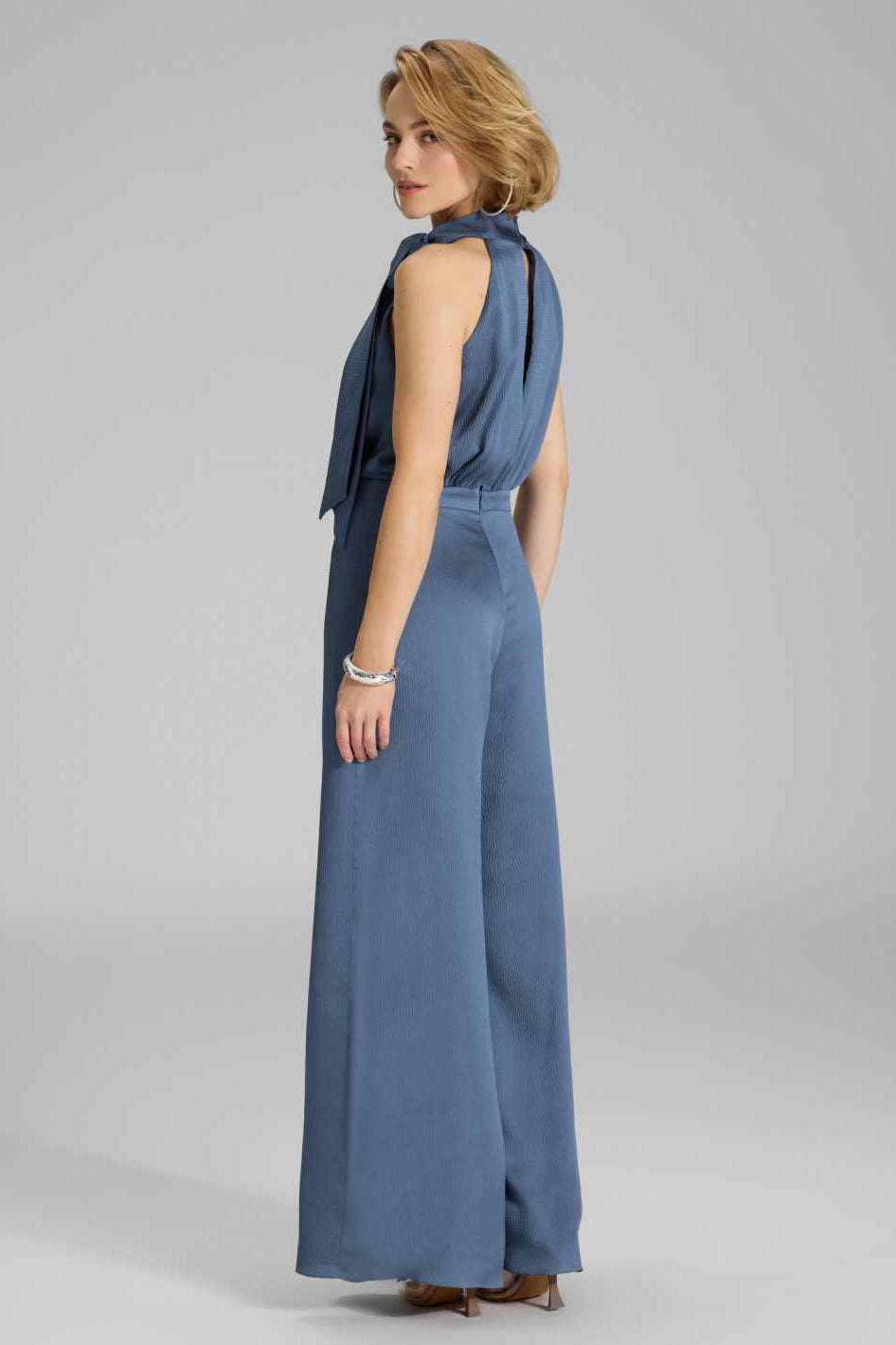 Jumpsuit mit Schluppe aus gehämmertem Satin