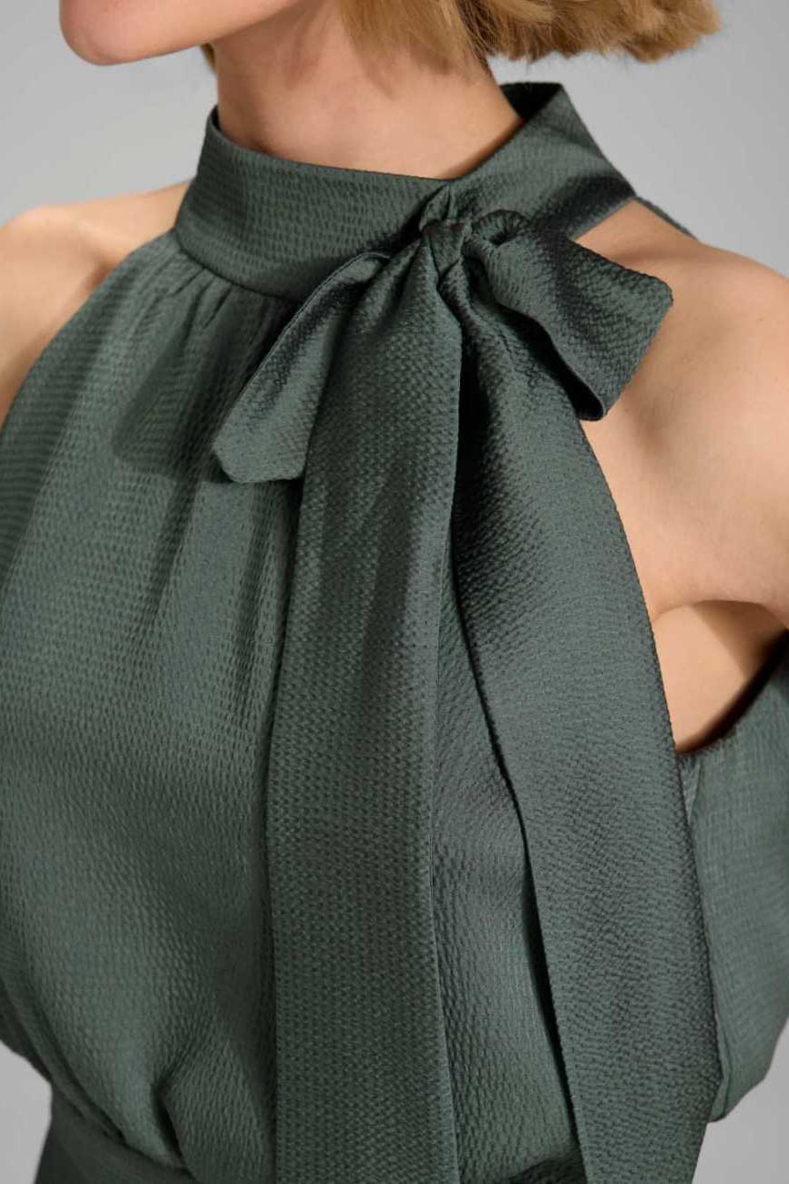 Jumpsuit mit Schluppe aus gehämmertem Satin