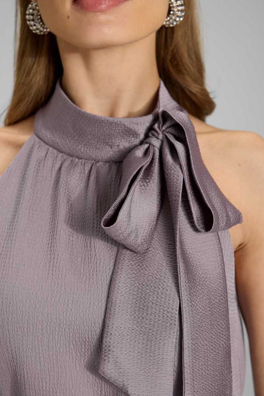 Jumpsuit mit Schluppe aus gehämmertem Satin