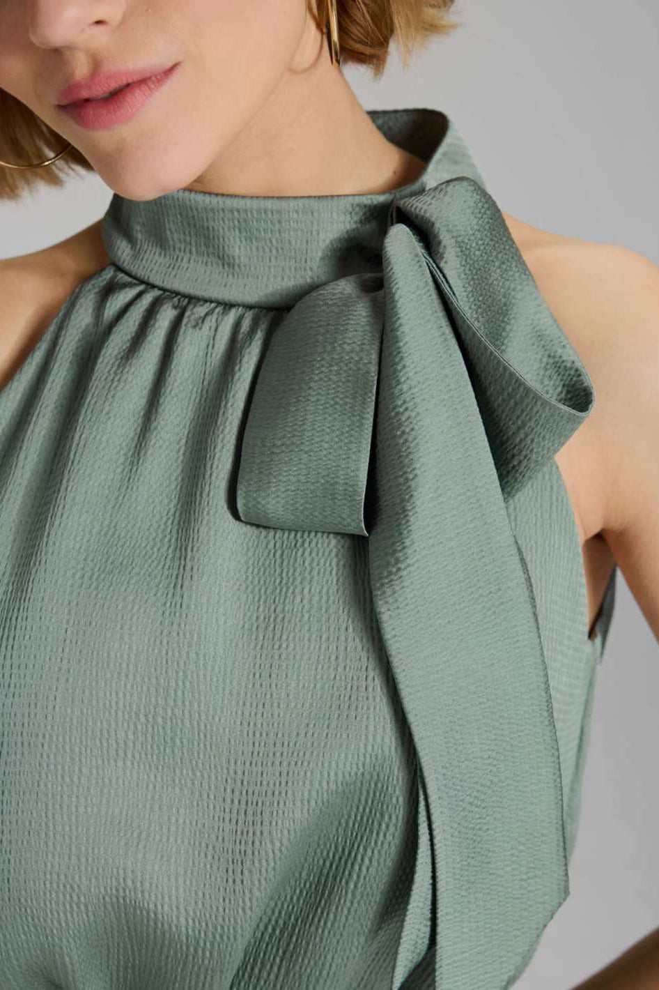 Jumpsuit mit Schluppe aus gehämmertem Satin