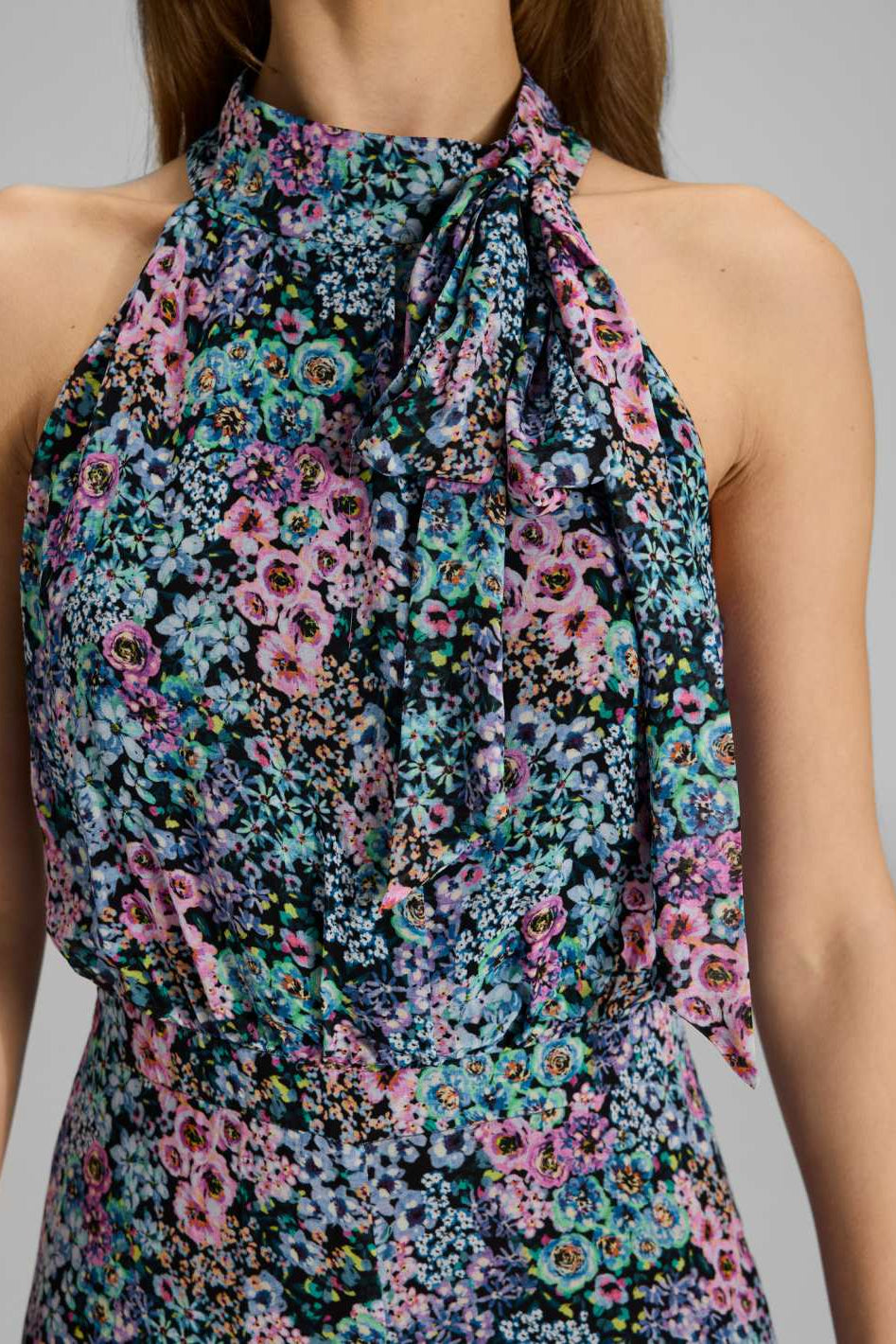 Jumpsuit mit Schluppe aus floral bedrucktem Viscose Material