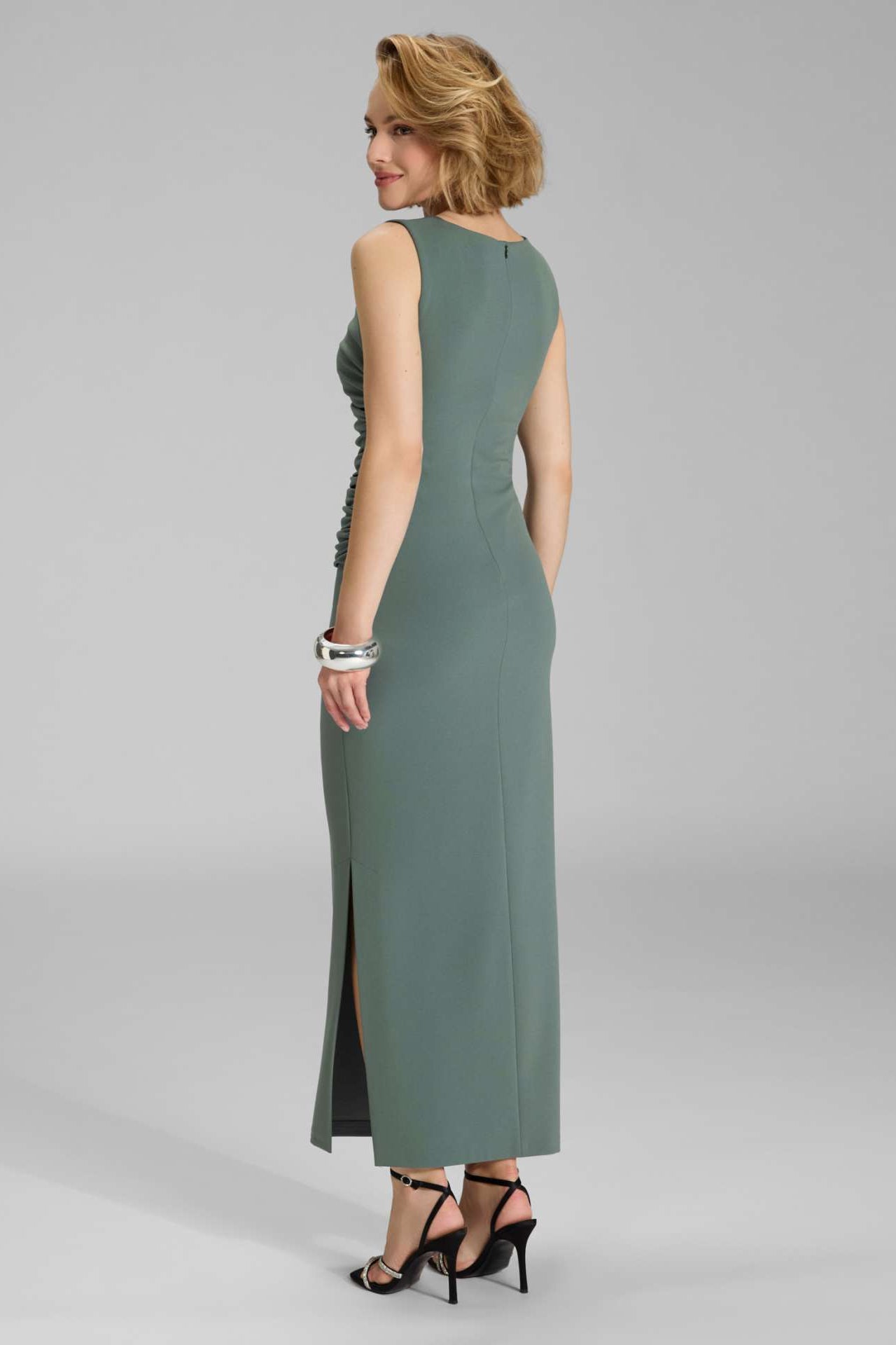 Abendkleid aus Crepe Jersey mit Drapierung und Zierschnalle