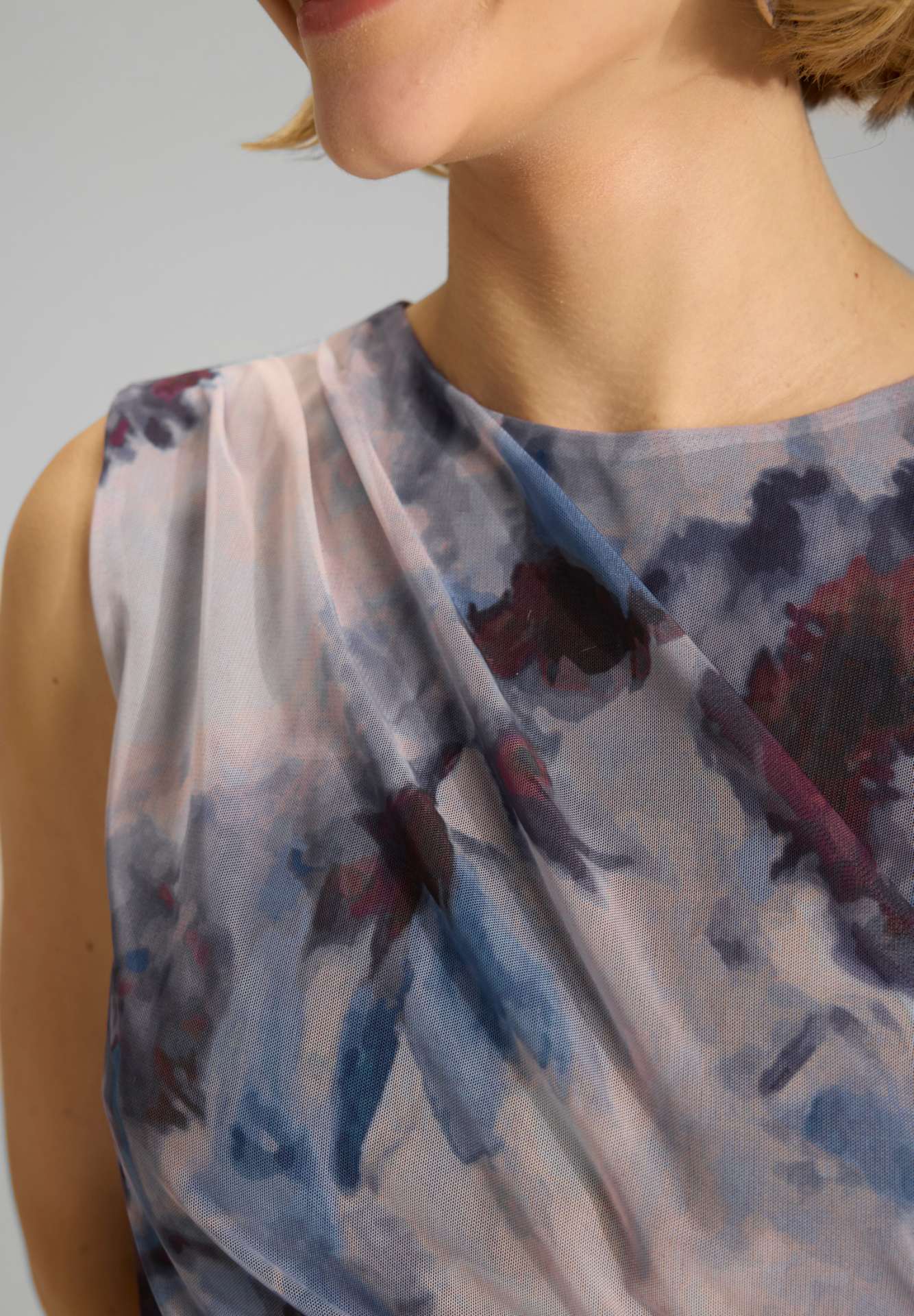 Midi Kleid aus weichem Mesh mit abstraktem Druck