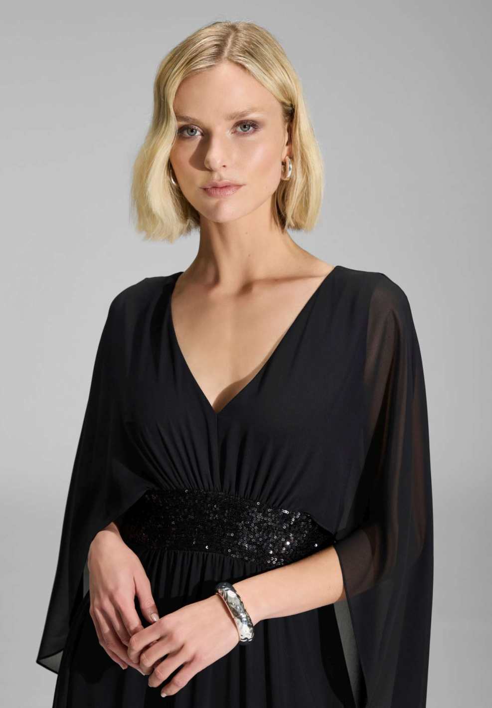 Abendkleid mit Cape aus Chiffon