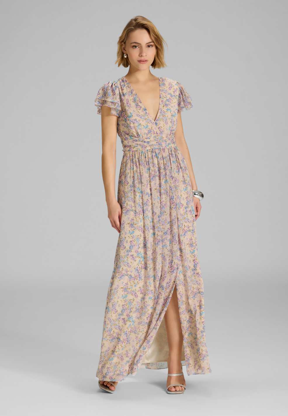 Maxikleid mit kurzen Flügelärmeln aus floral bedrucktem Crinkle Chiffon Champagne Cream