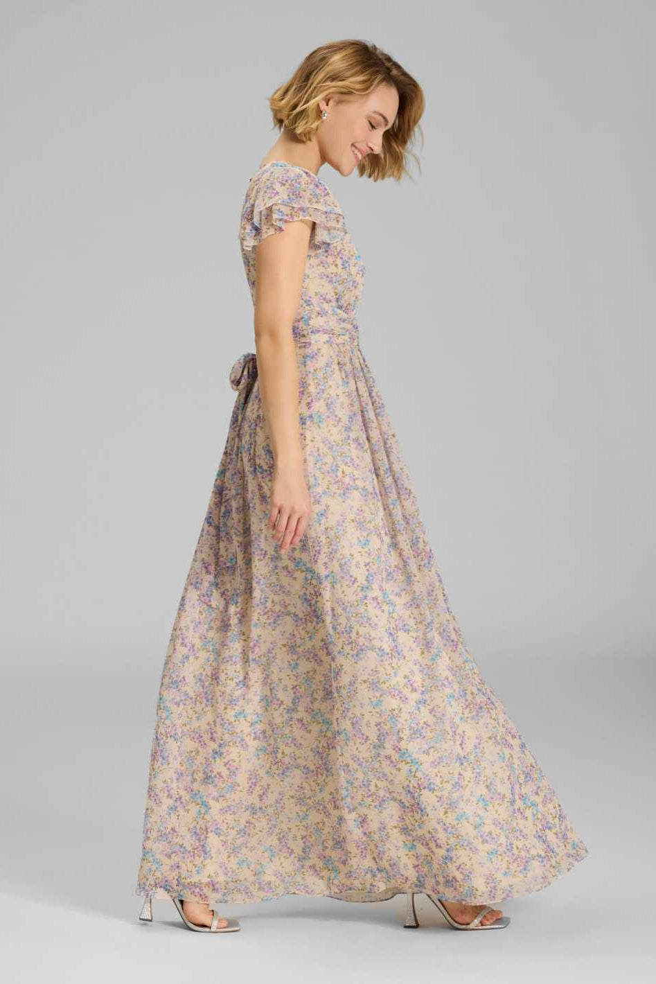 Maxikleid mit kurzen Flügelärmeln aus floral bedrucktem Crinkle Chiffon