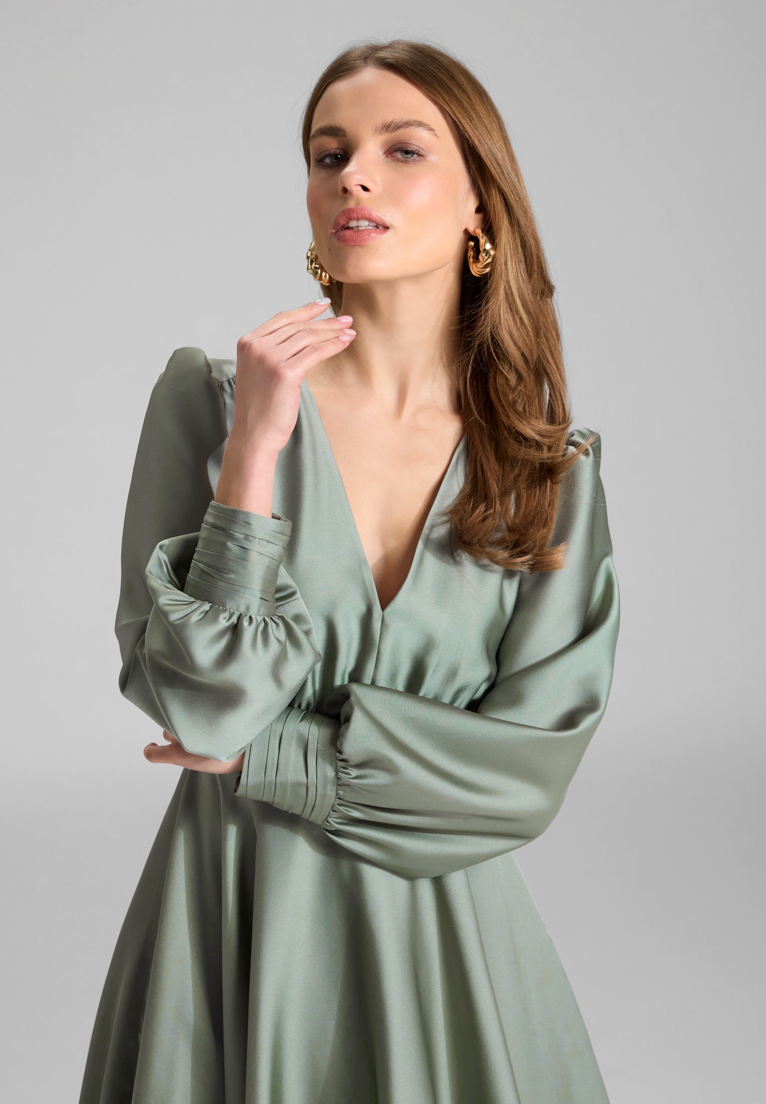 Cocktailkleid aus nachhaltigem Satin mit langen Ärmeln und Raff Details