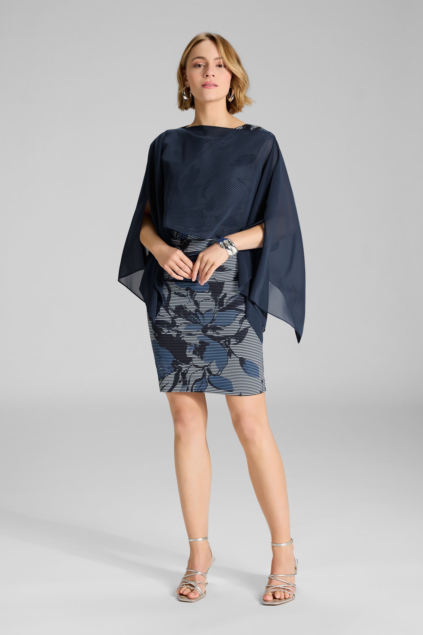 Schlupf-Stola aus Chiffon mit Ärmelschlitzen navy