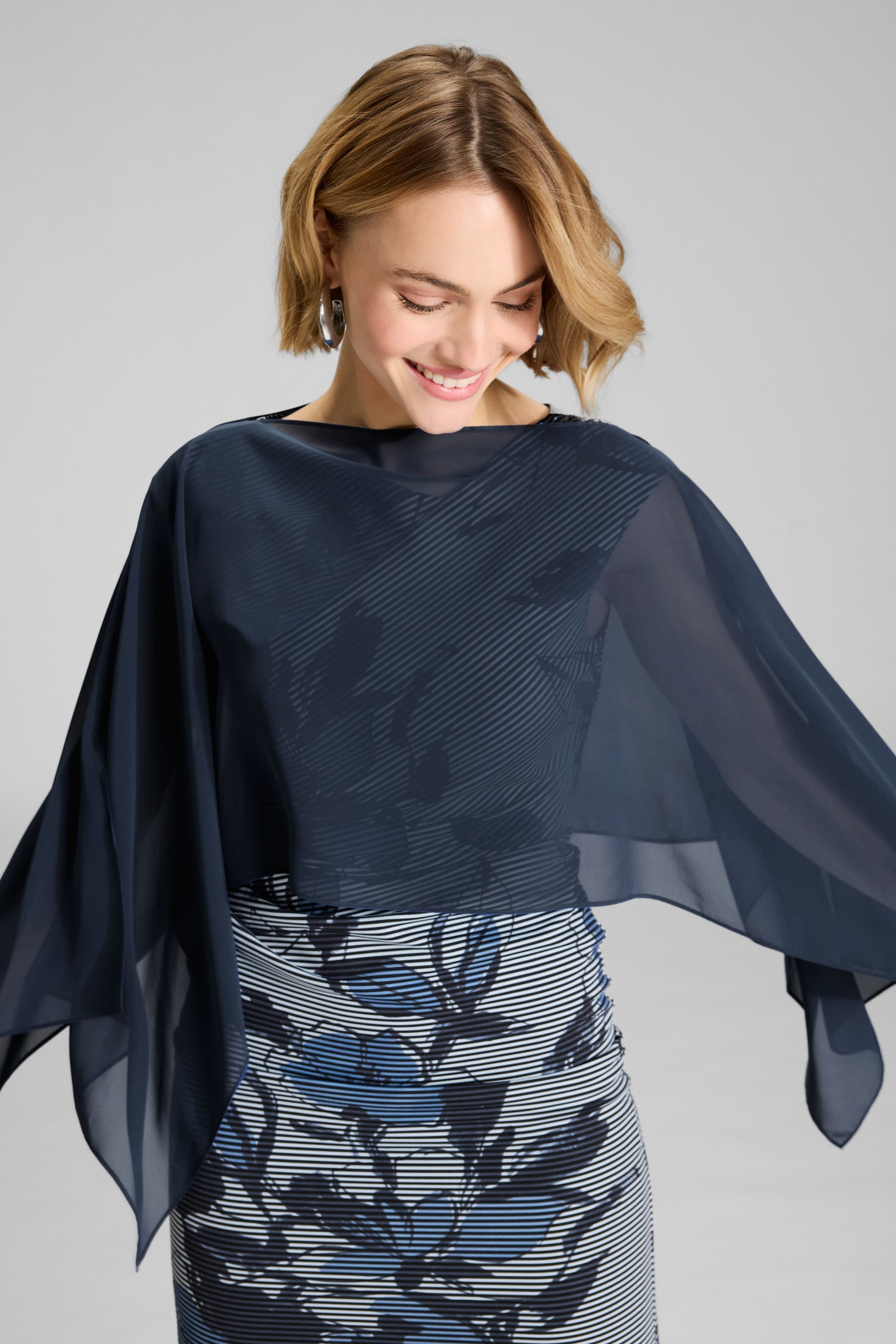 Schlupf-Stola aus Chiffon mit Ärmelschlitzen