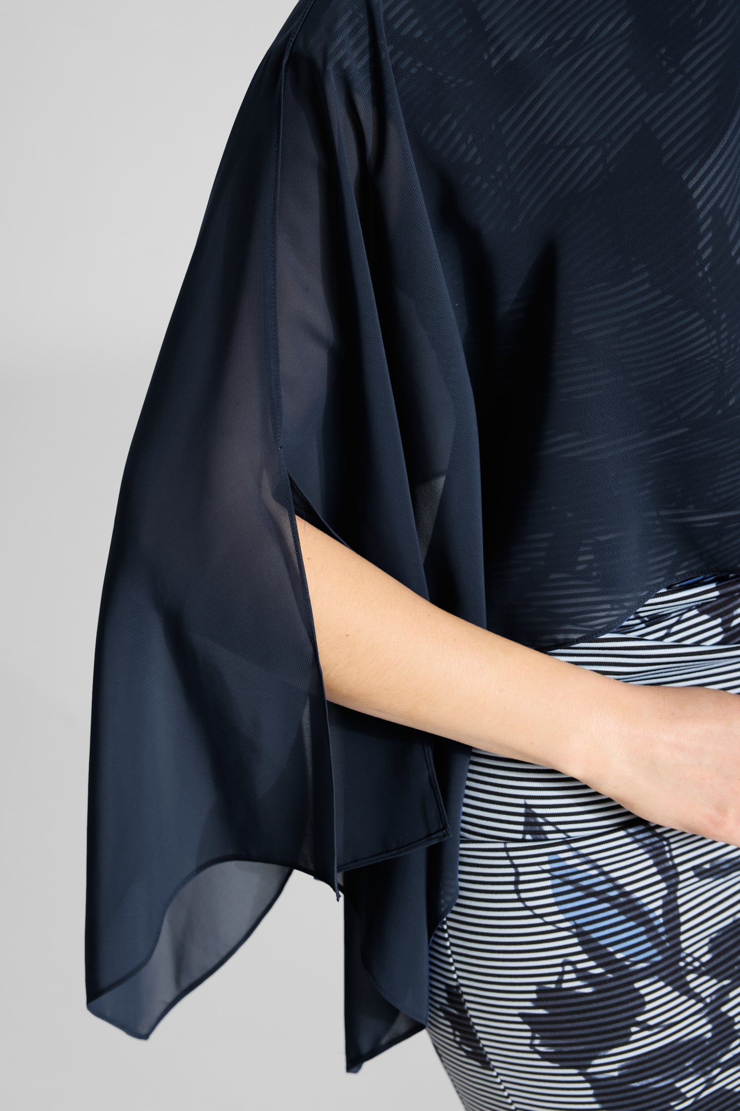 Schlupf-Stola aus Chiffon mit Ärmelschlitzen