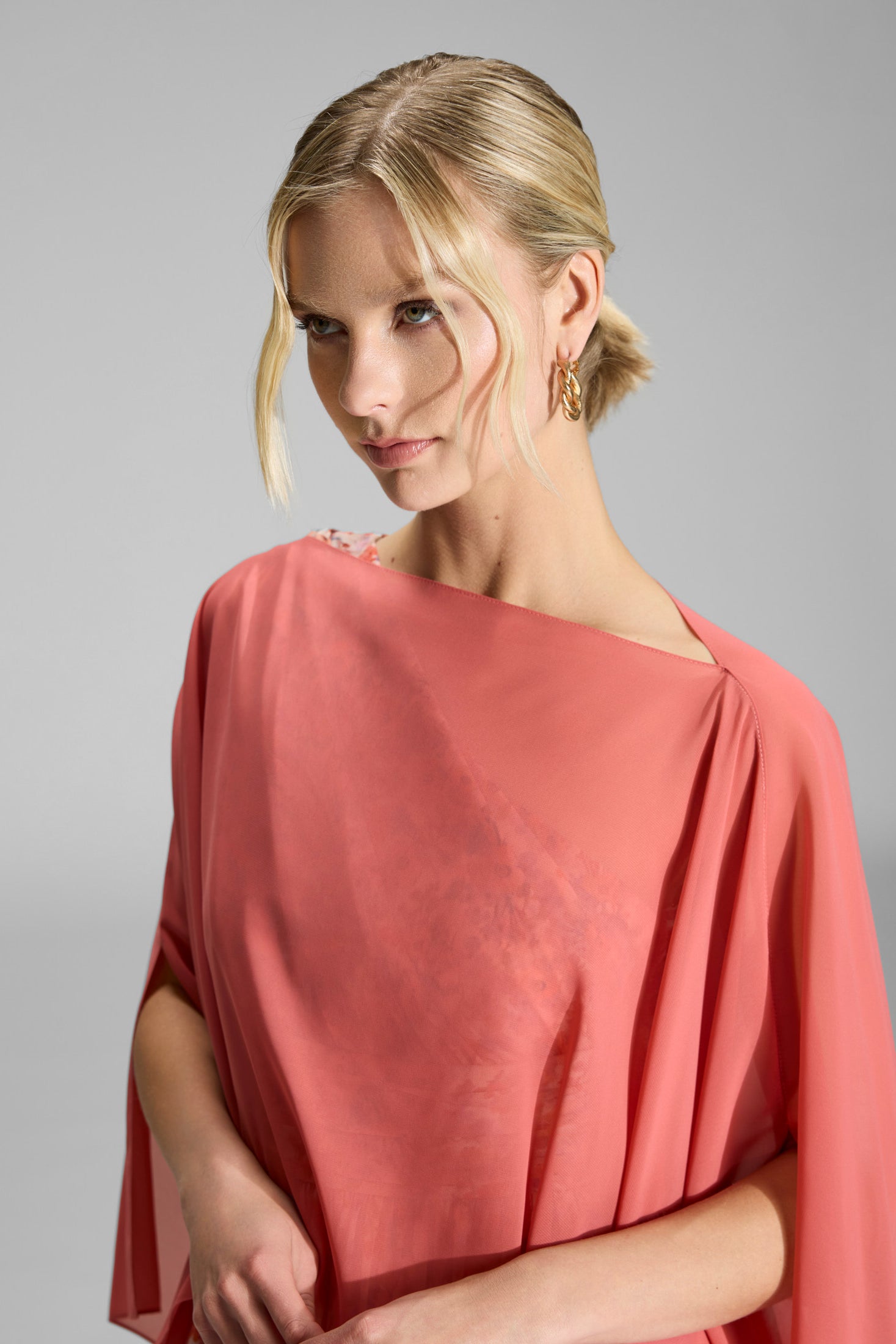 Schlupf-Stola aus Chiffon mit Ärmelschlitzen